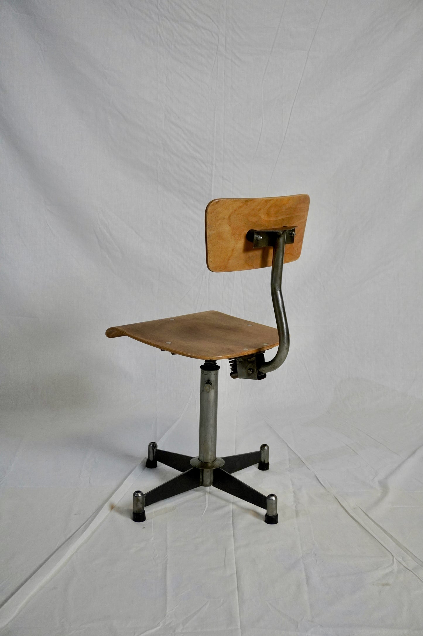 Chaise d'atelier acier et bois⎜années 1960