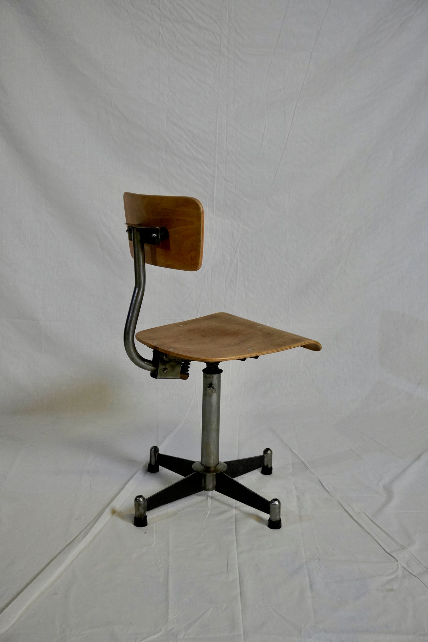 Chaise d'atelier acier et bois⎜années 1960