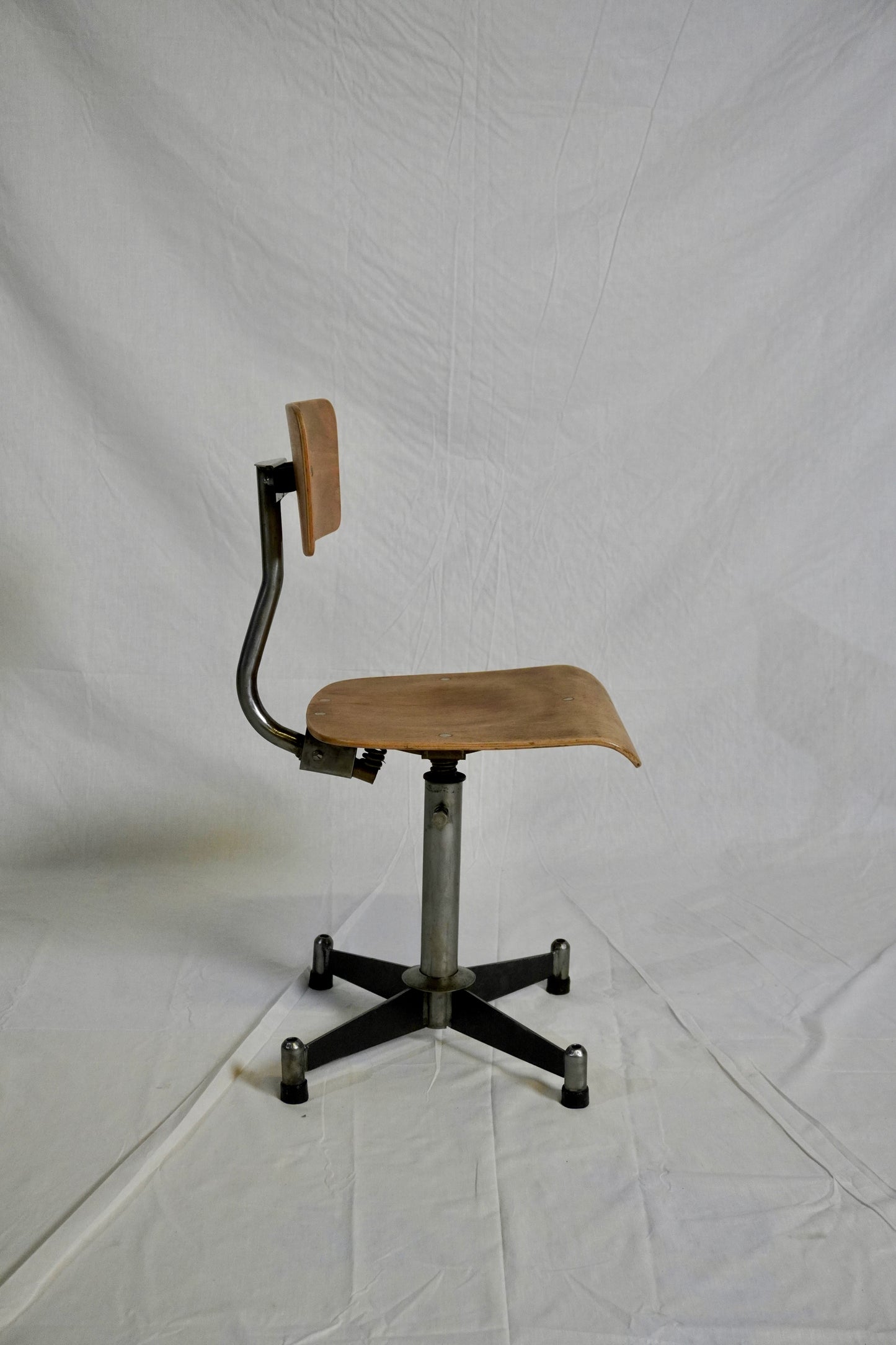 Chaise d'atelier acier et bois⎜années 1960