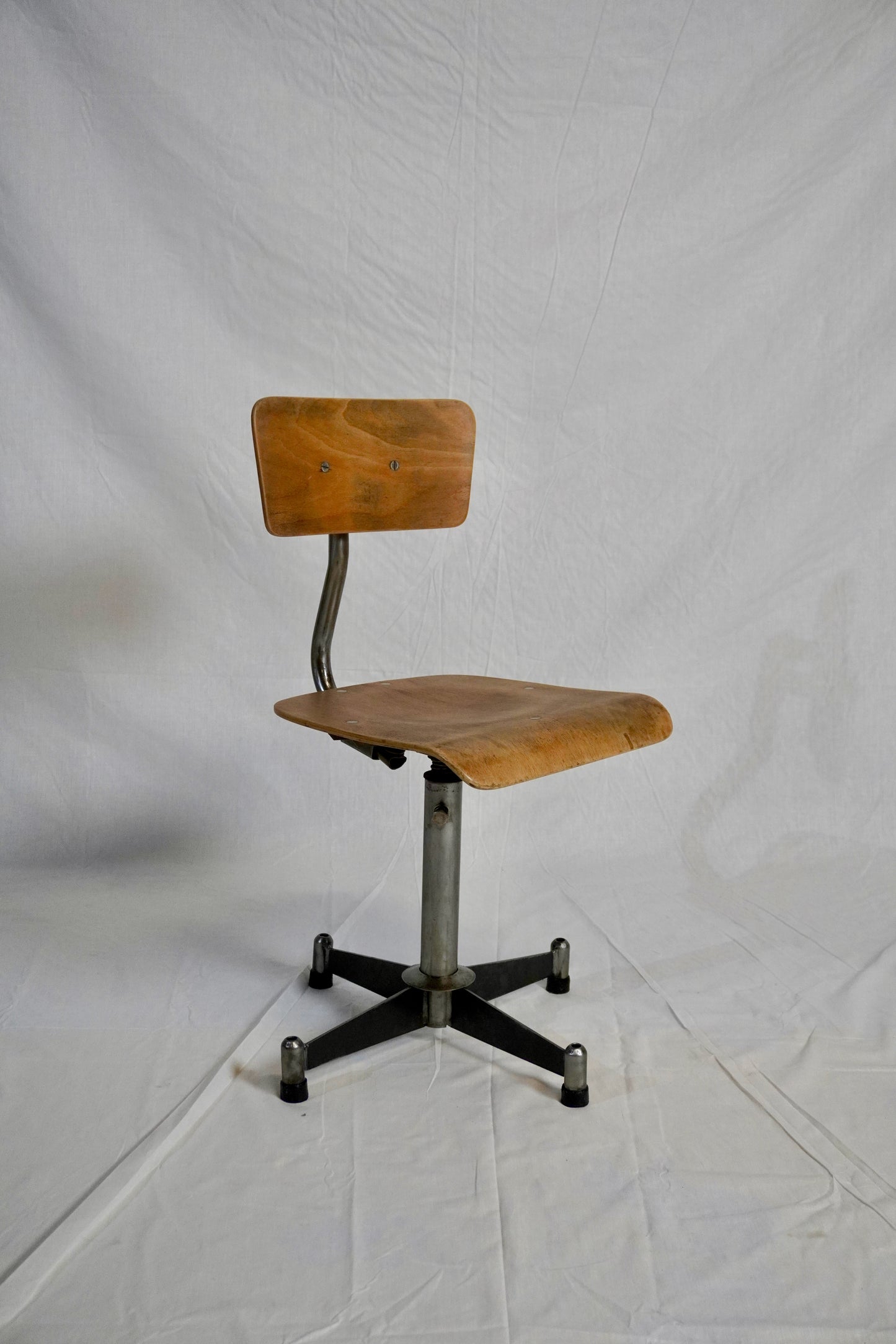 Chaise d'atelier acier et bois⎜années 1960
