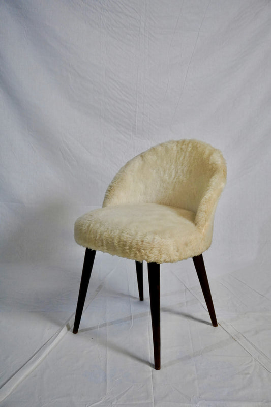 Stühle der Marke Robustab in ecrufarbenem Kunstfell ⎜ 1970er Jahre