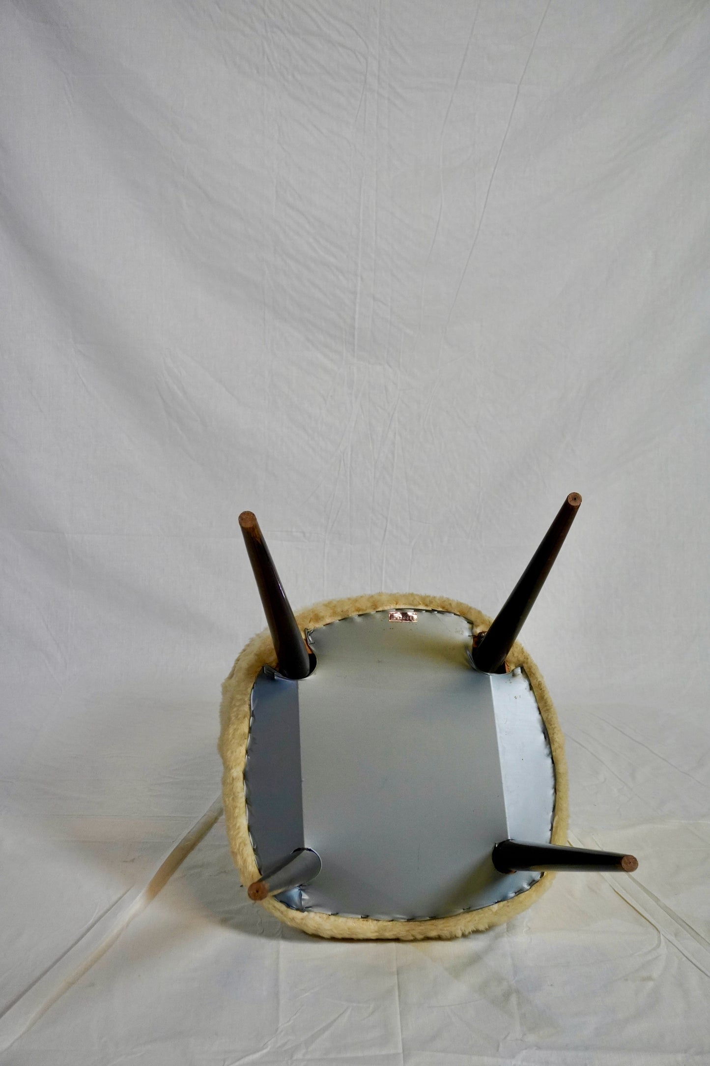Chaises marque Robustab imitation fourrure écru ⎜ années 1970