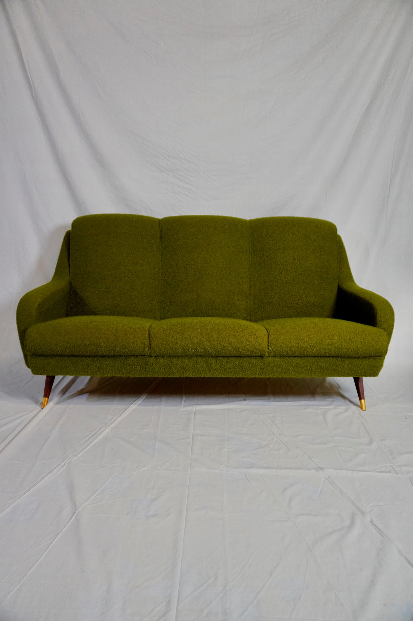 Canapé 3 places tissu bouclé vert édité par Erton ⎜ années 1960