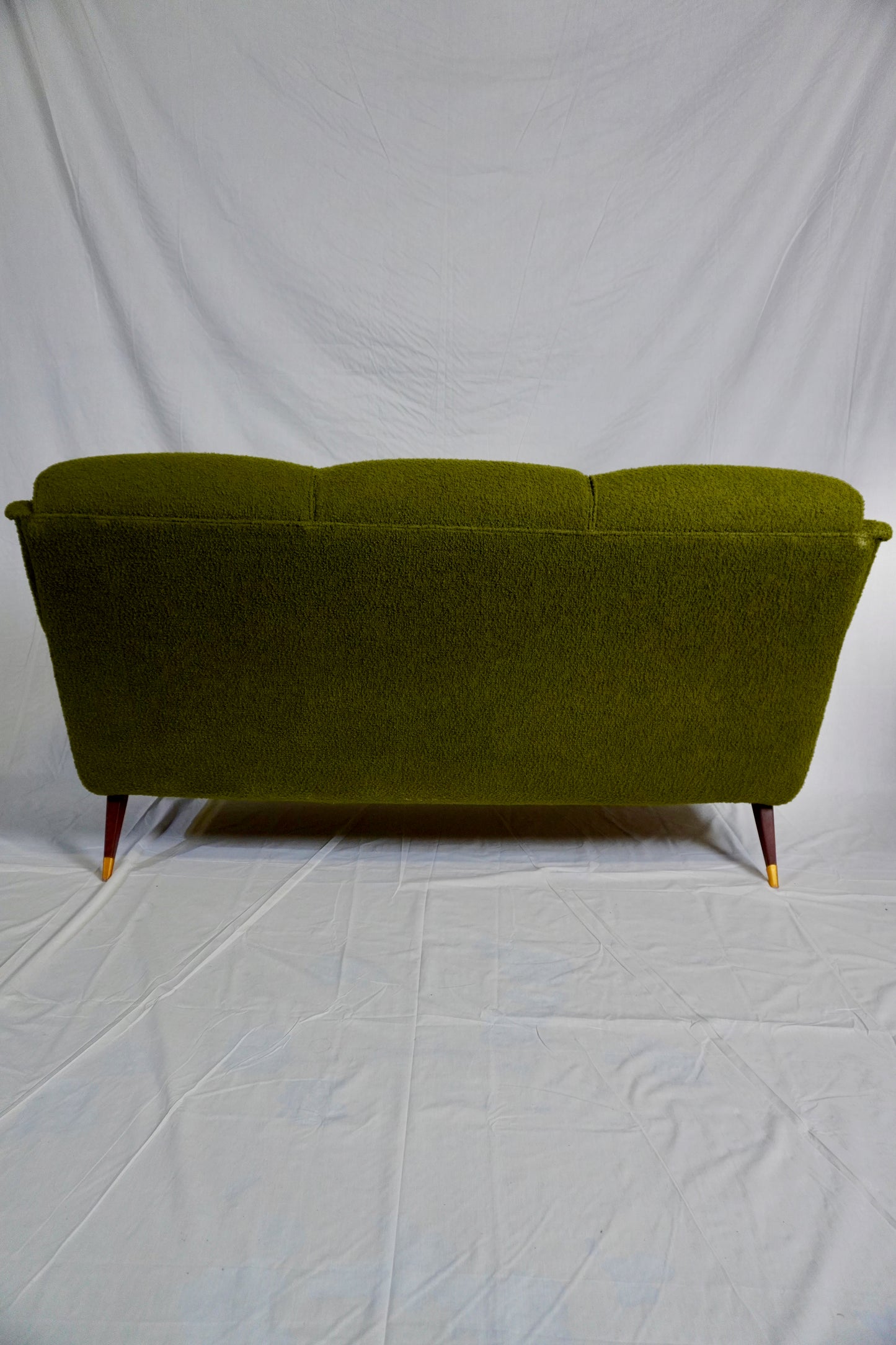 Canapé 3 places tissu bouclé vert édité par Erton ⎜ années 1960