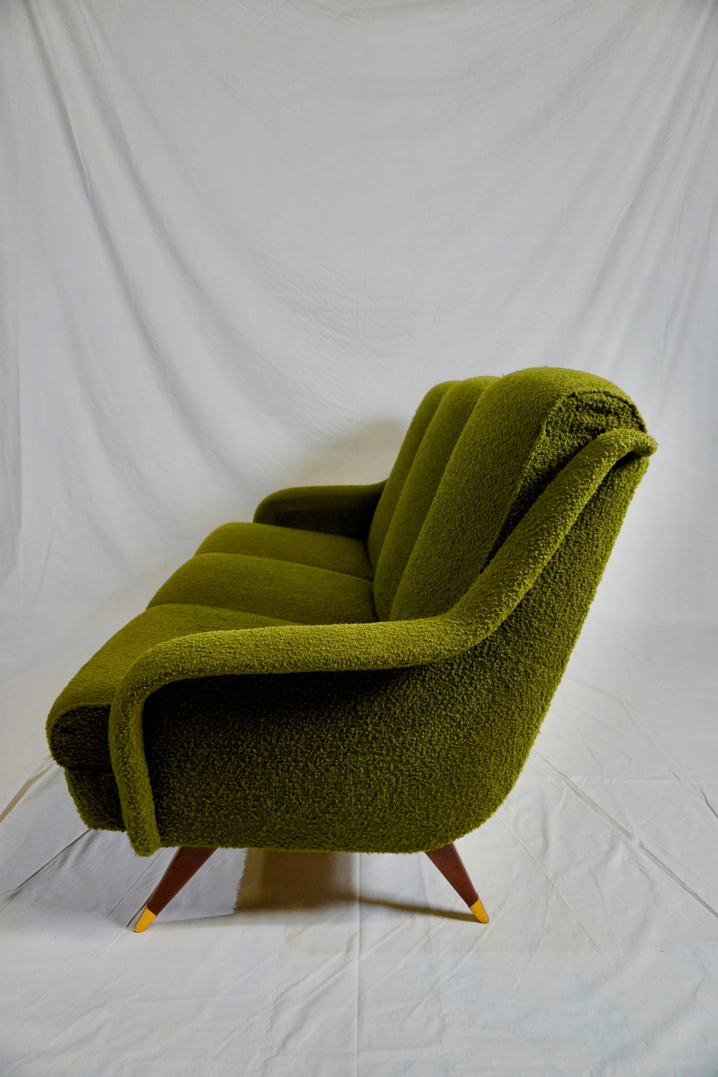 Canapé 3 places tissu bouclé vert édité par Erton ⎜ années 1960