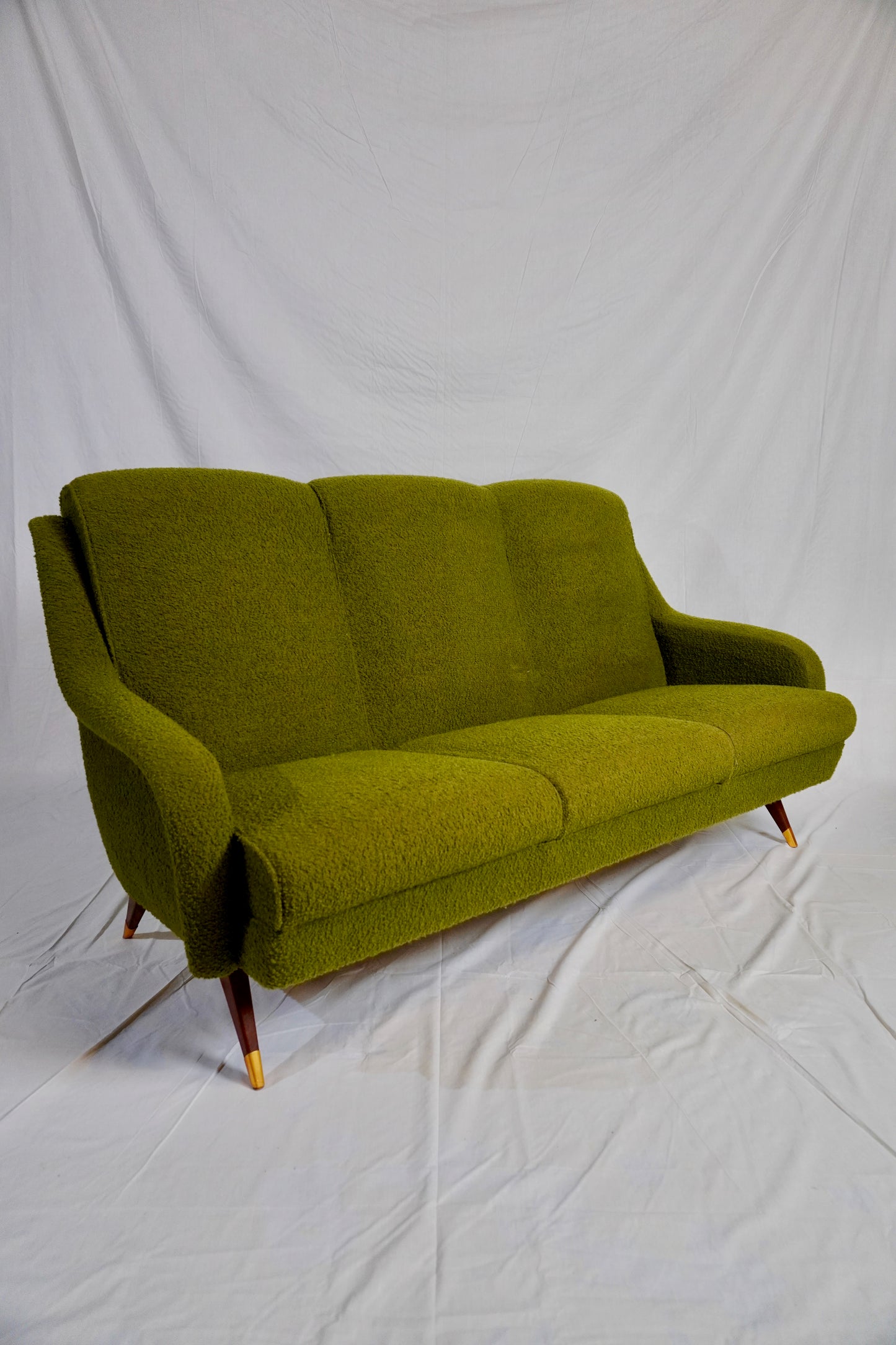 Canapé 3 places tissu bouclé vert édité par Erton ⎜ années 1960