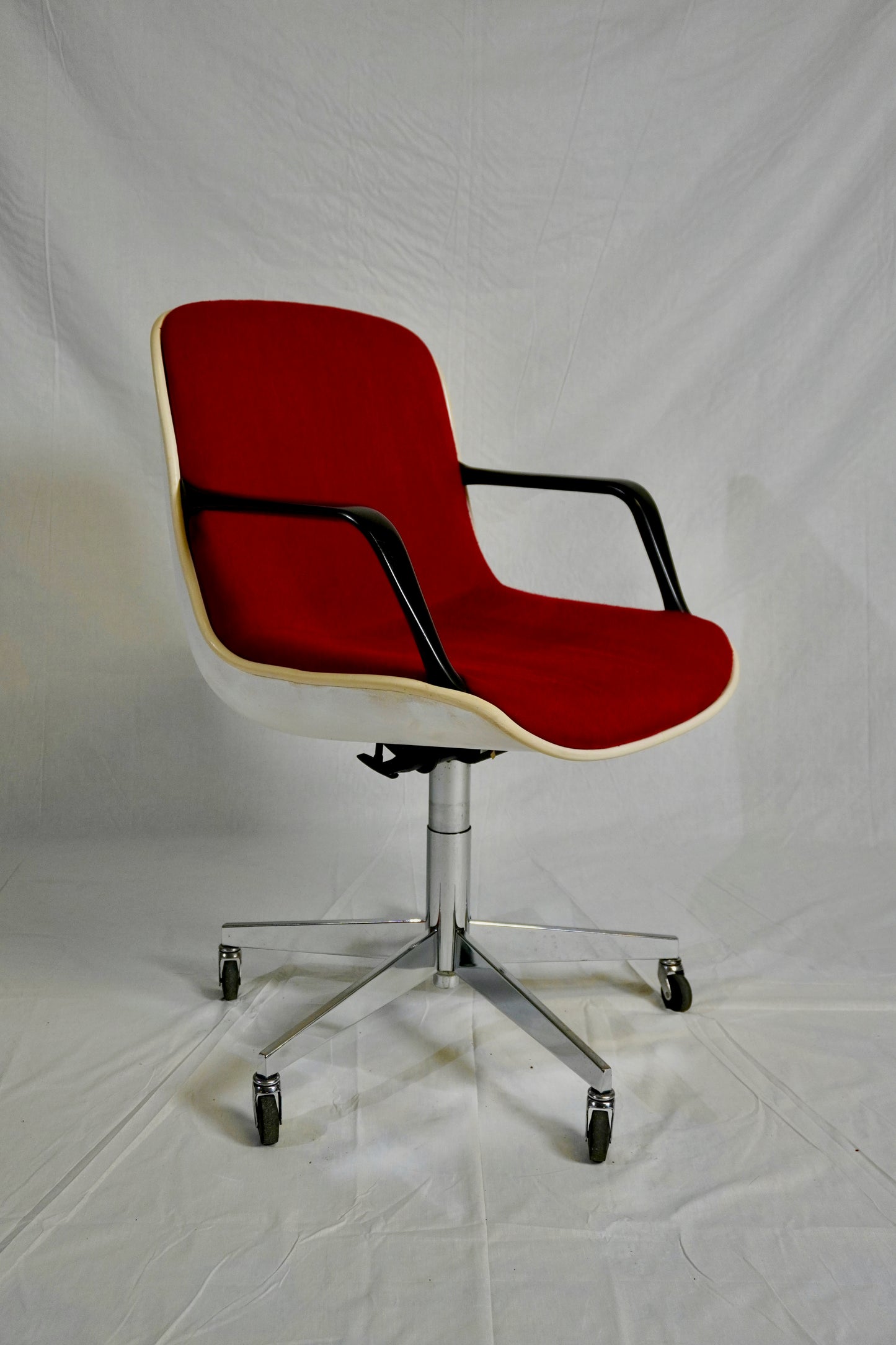 Fauteuil Steelcase x Strafor tissu rouge et réglable ⎜ années 70