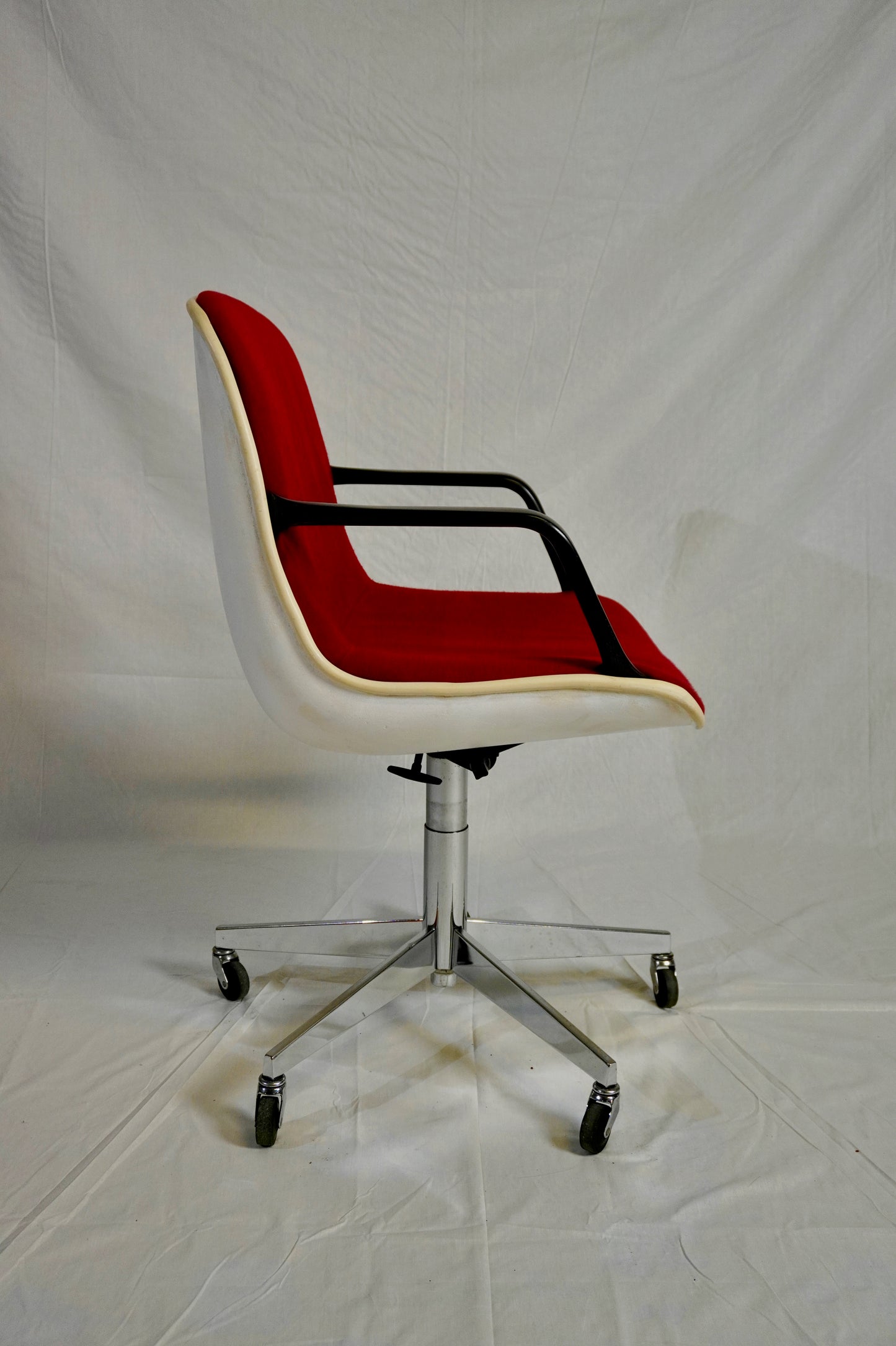 Fauteuil Steelcase x Strafor tissu rouge et réglable ⎜ années 70