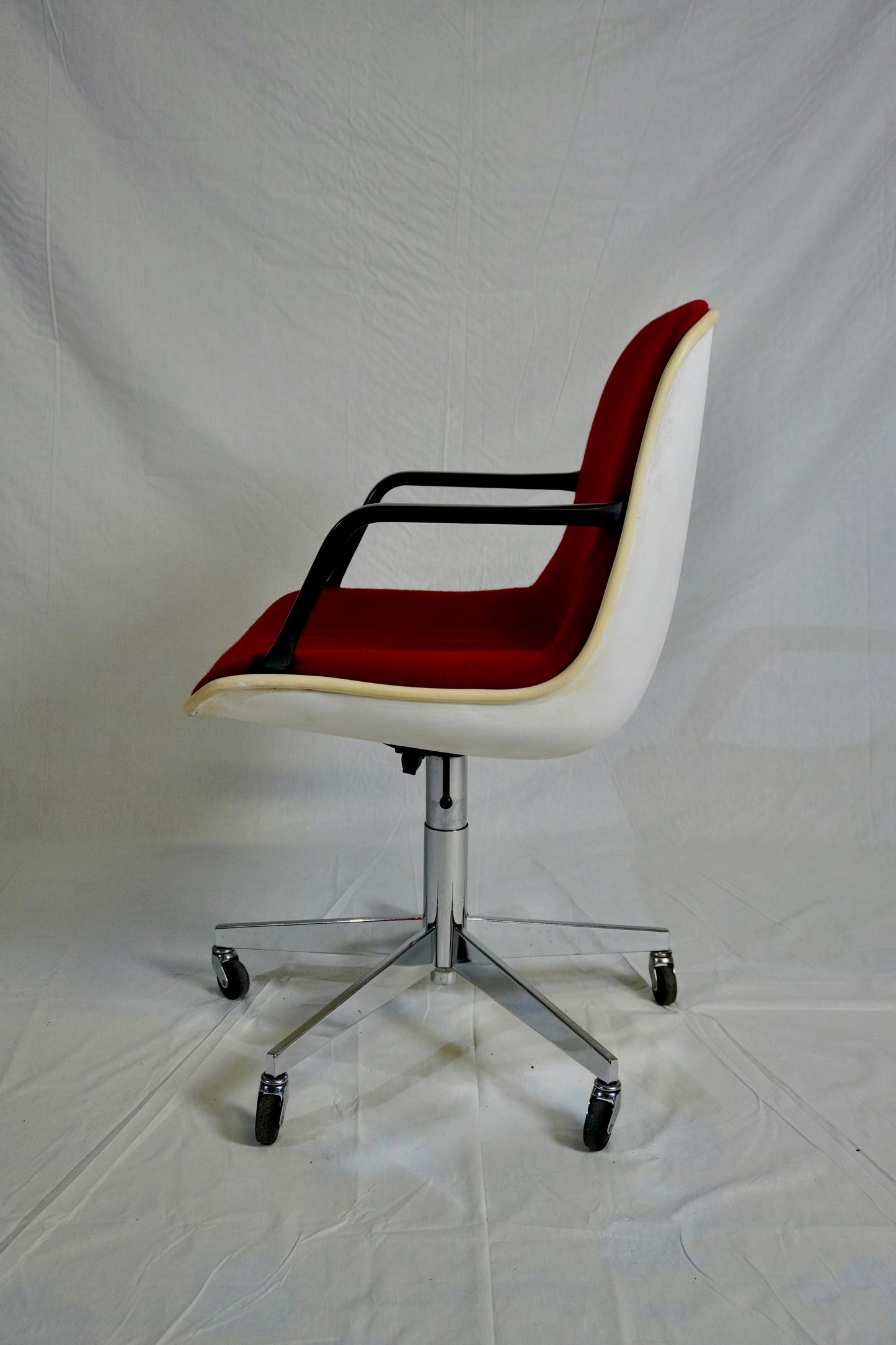 Fauteuil Steelcase x Strafor tissu rouge et réglable ⎜ années 70