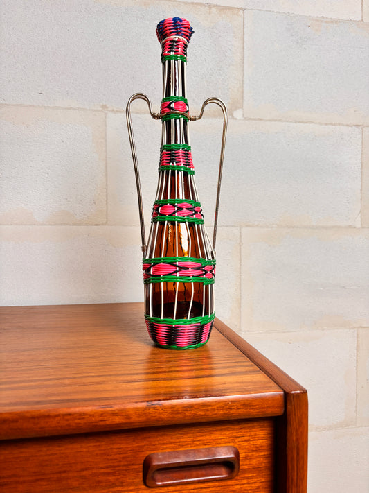 BOUTEILLE DÉCORATIVE EN FIL SCOUBIDOU – 2 ANSES & BOUCHON ⎜ ANNÉES 1960/70