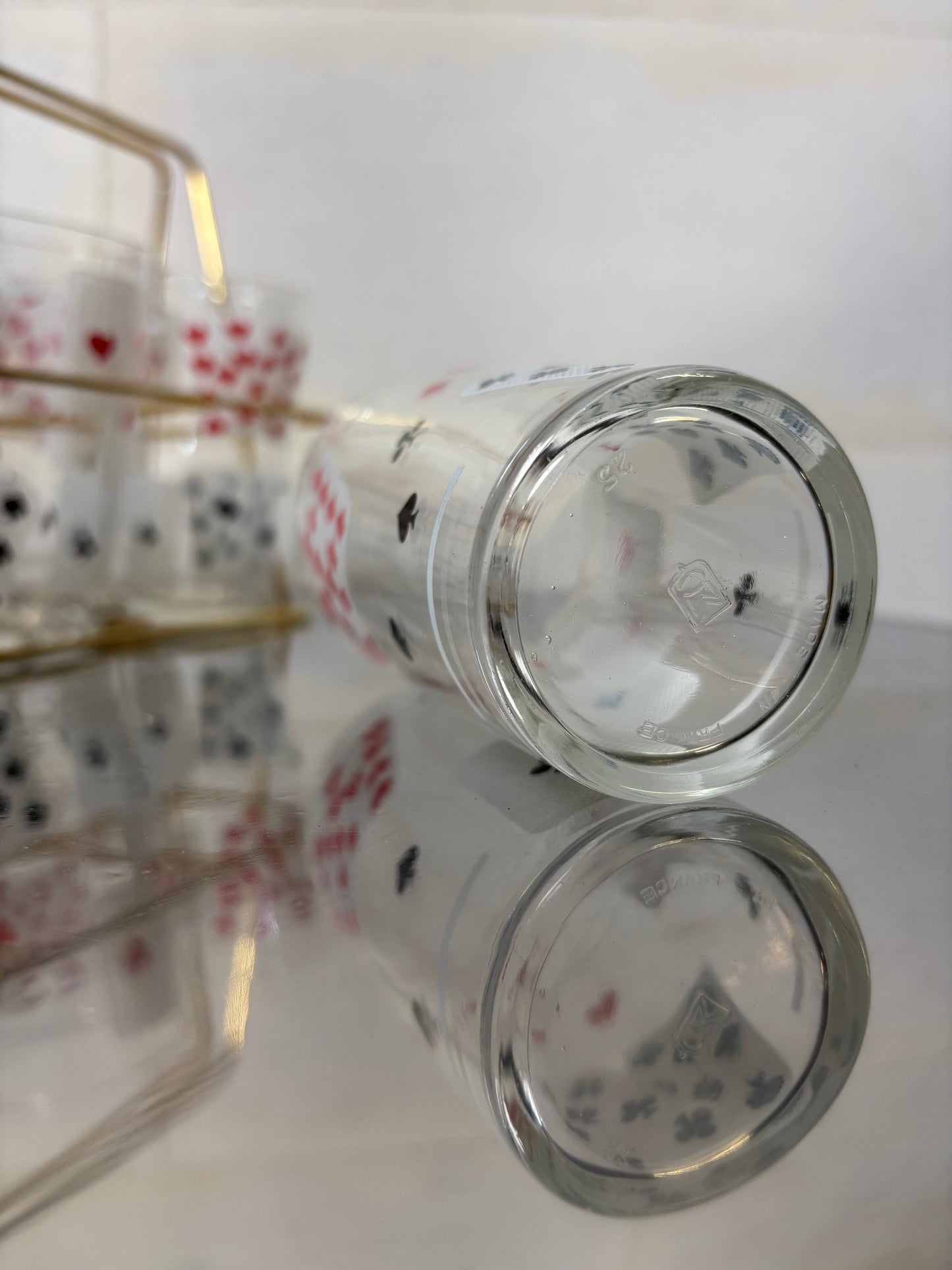 Lot de 6 verres tumbler motif jeu de cartes avec panier doré à l’or fin I Années 1970
