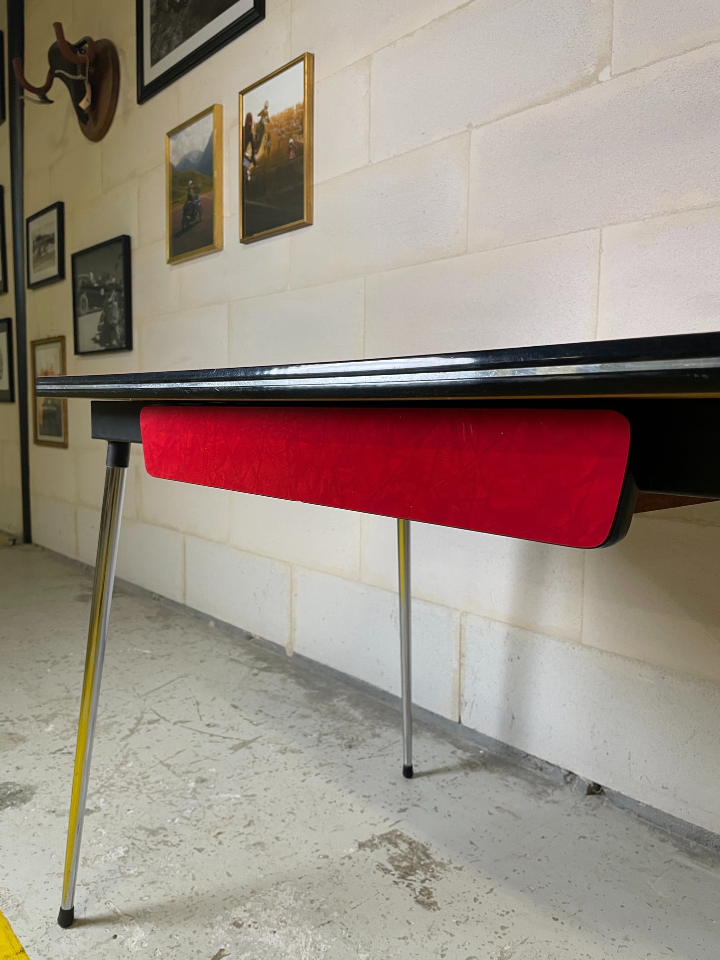 Rare Ensemble 4 Chaises et Table NOVALUX Courtrai "formica rouge marbré" pieds compas chrome ⎜ années 1960