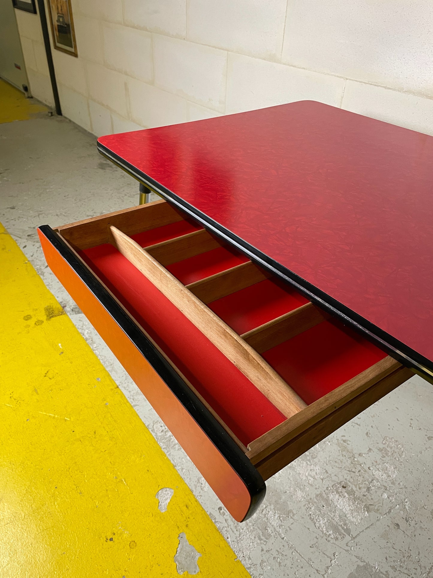 Rare Ensemble 4 Chaises et Table NOVALUX Courtrai "formica rouge marbré" pieds compas chrome ⎜ années 1960