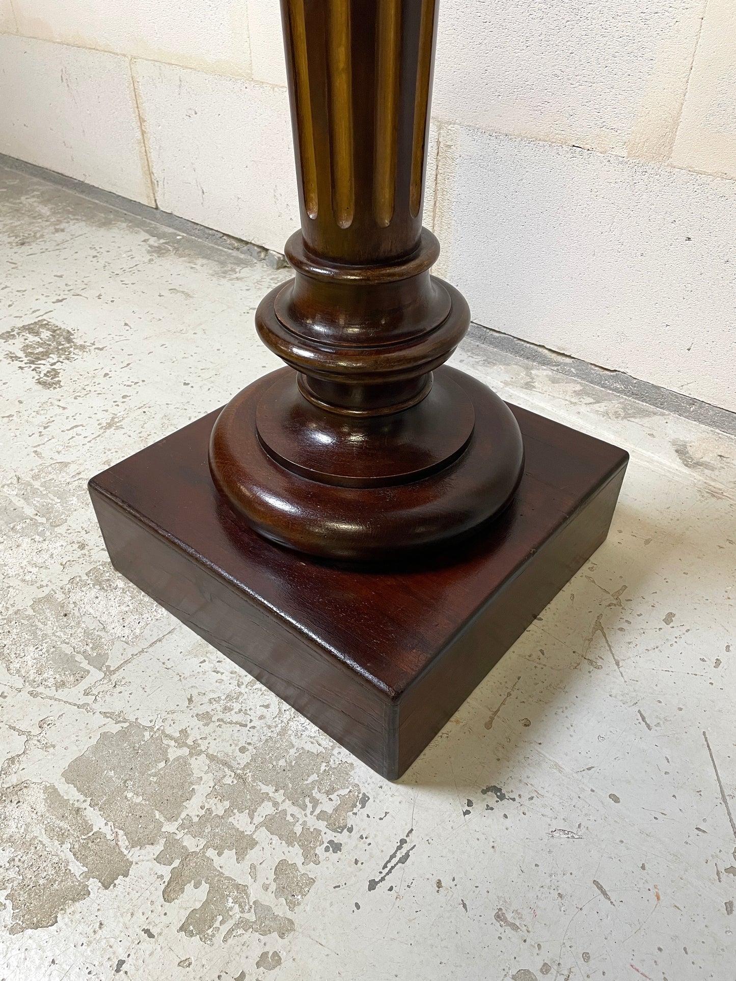 Colonne Sellette en Bois Sculpté Noirci Néo-Classique, de Base Carré, Fût conique à cannelures dorées ⎜ Époque Fin XIXeme