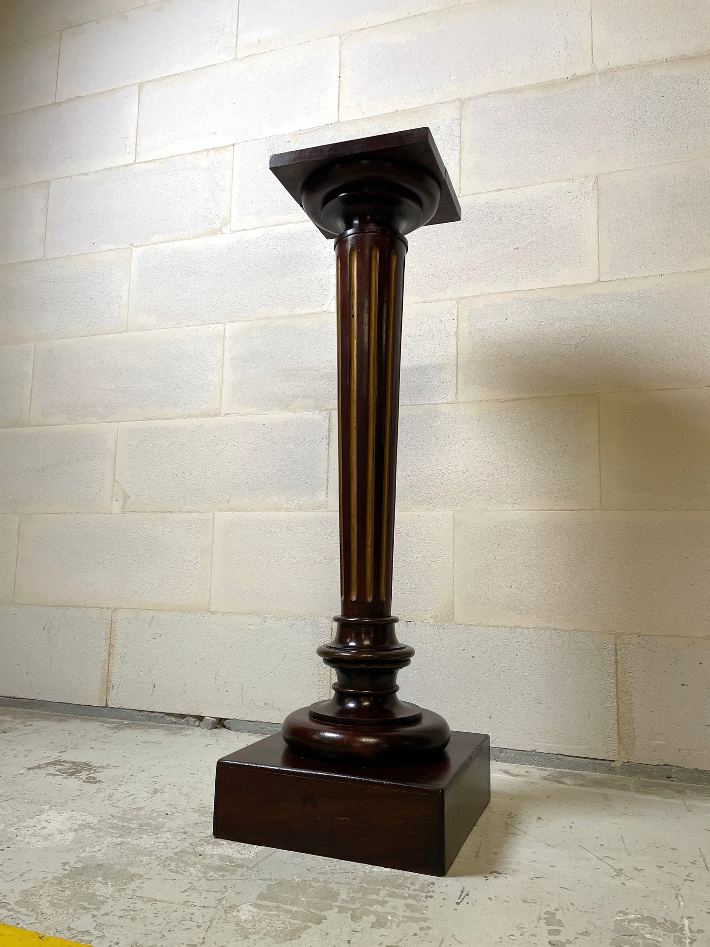 Colonne Sellette en Bois Sculpté Noirci Néo-Classique, de Base Carré, Fût conique à cannelures dorées ⎜ Époque Fin XIXeme