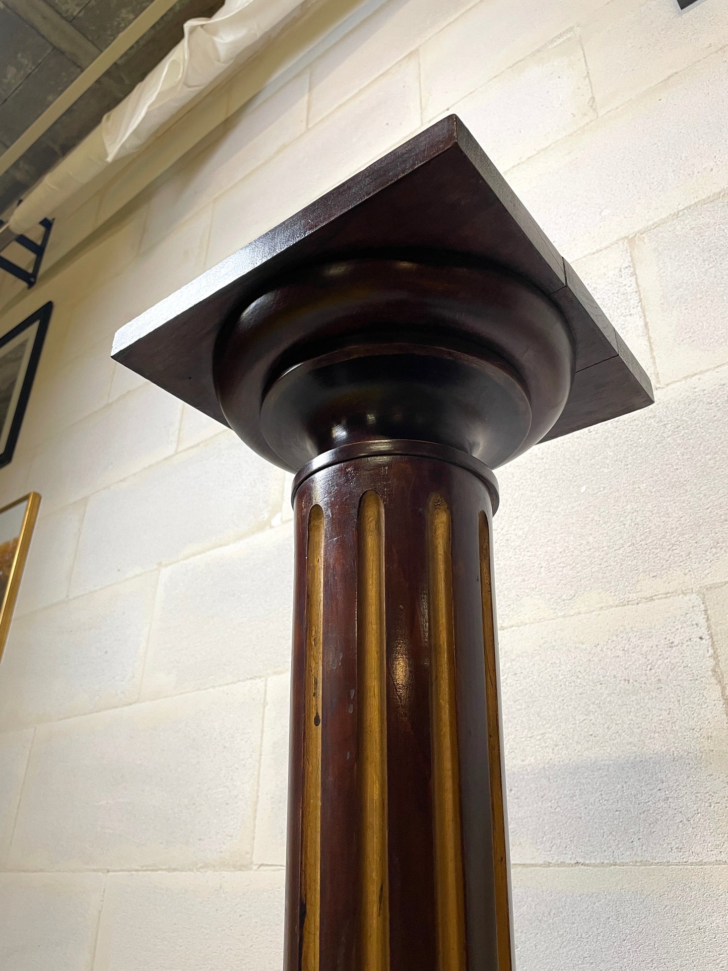 Colonne Sellette en Bois Sculpté Noirci Néo-Classique, de Base Carré, Fût conique à cannelures dorées ⎜ Époque Fin XIXeme