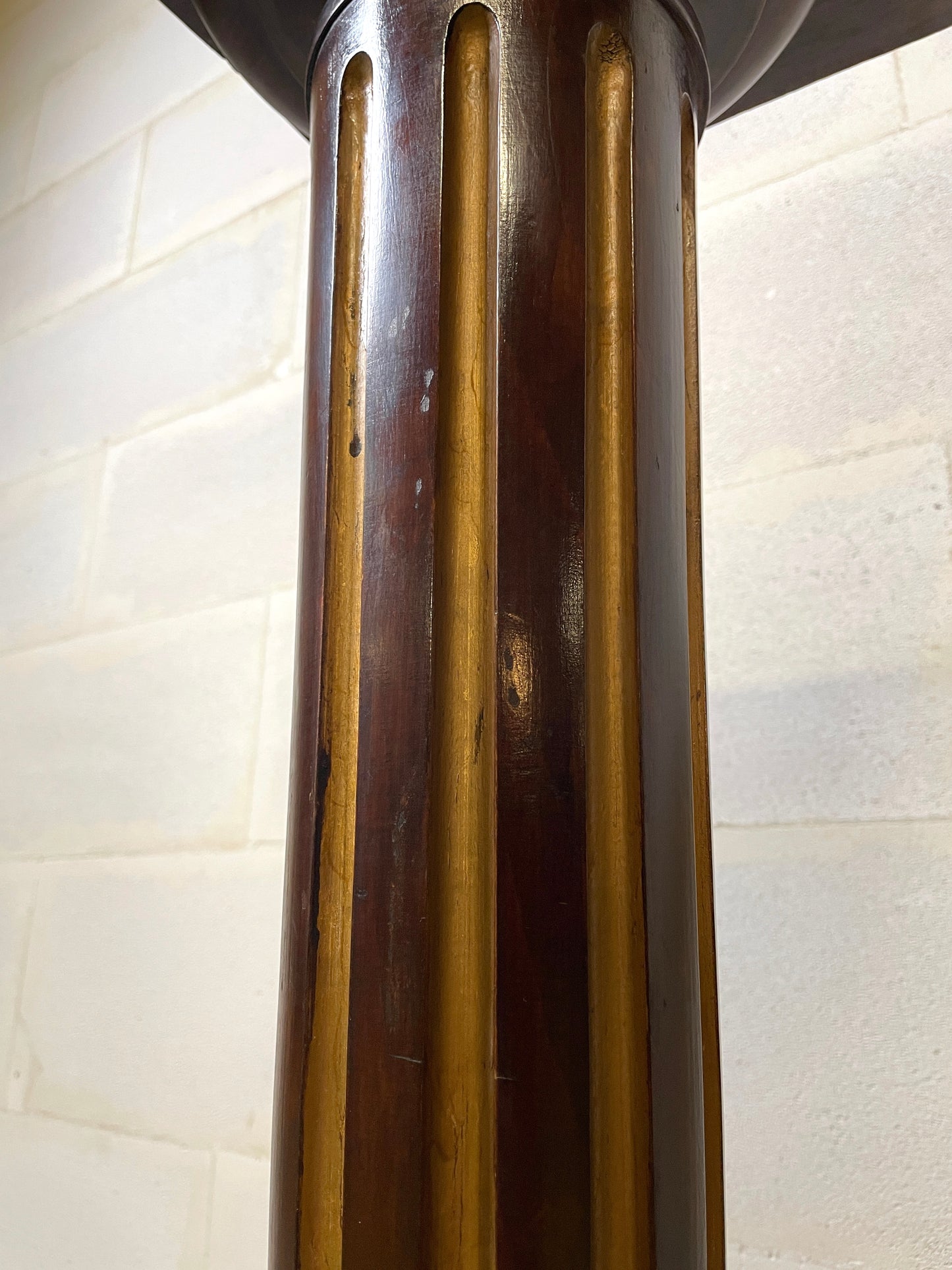 Colonne Sellette en Bois Sculpté Noirci Néo-Classique, de Base Carré, Fût conique à cannelures dorées ⎜ Époque Fin XIXeme