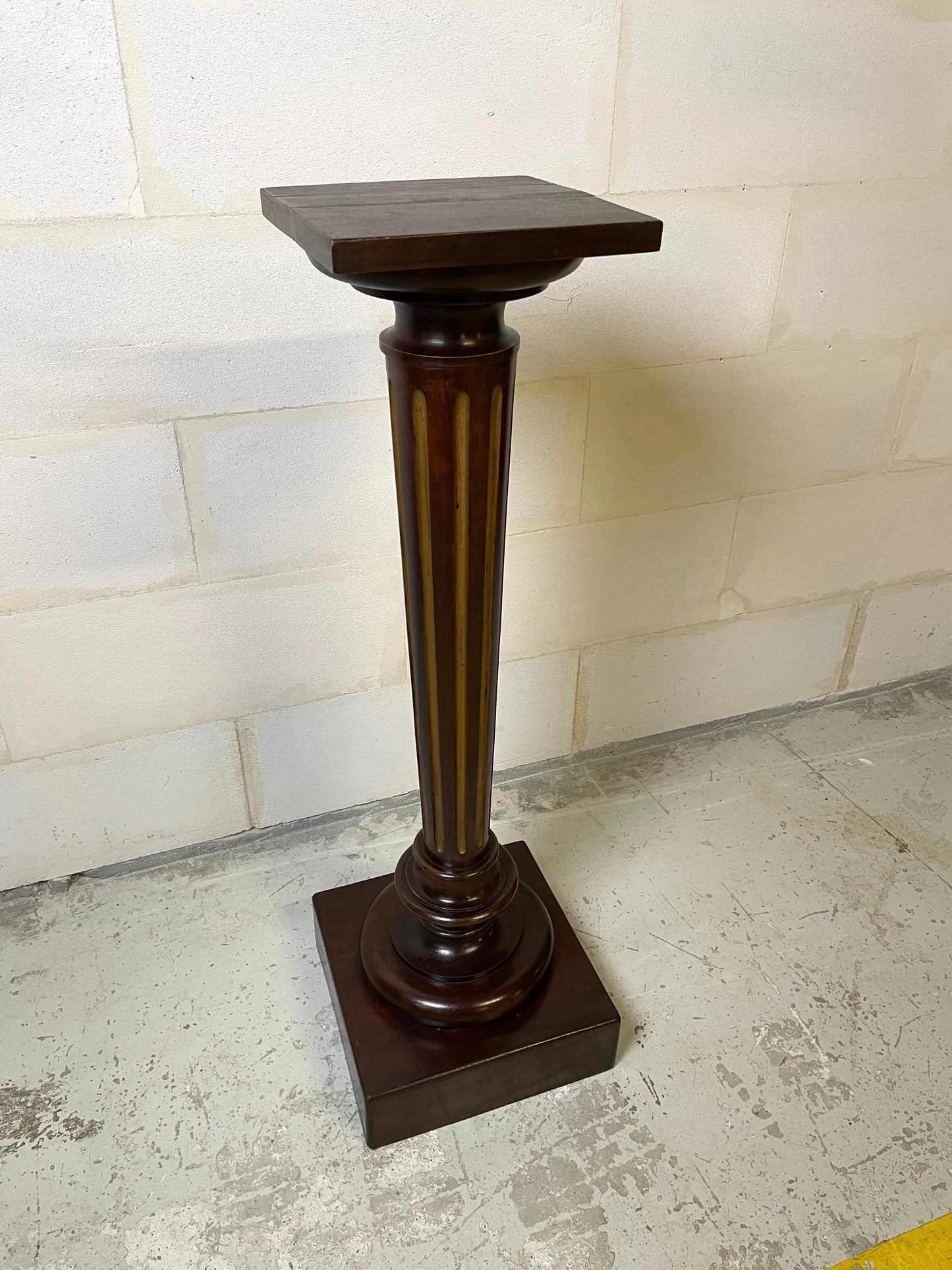 Colonne Sellette en Bois Sculpté Noirci Néo-Classique, de Base Carré, Fût conique à cannelures dorées ⎜ Époque Fin XIXeme