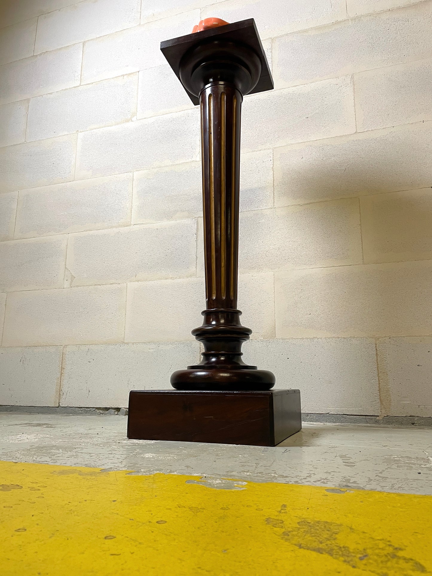 Colonne Sellette en Bois Sculpté Noirci Néo-Classique, de Base Carré, Fût conique à cannelures dorées ⎜ Époque Fin XIXeme