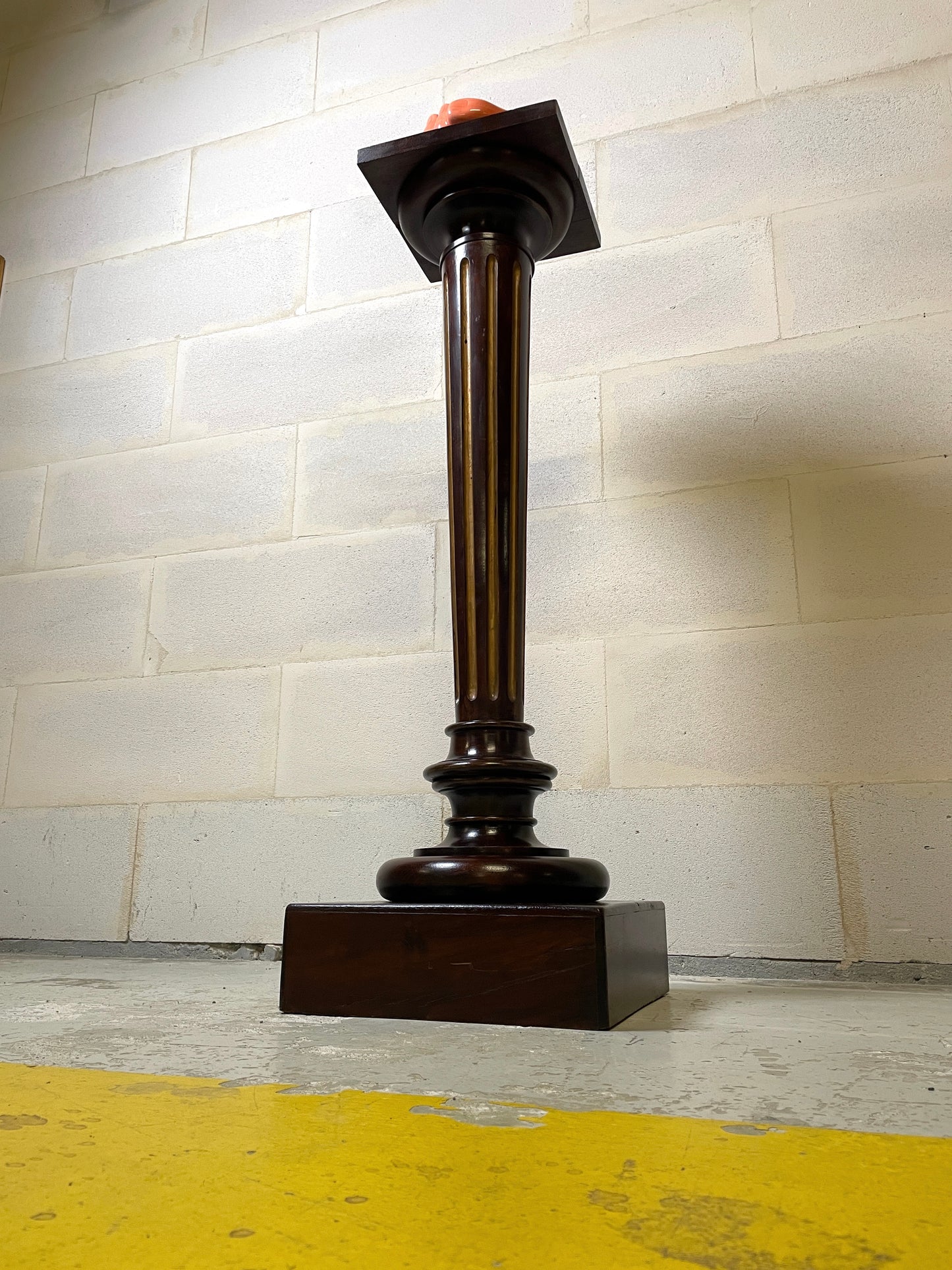 Colonne Sellette en Bois Sculpté Noirci Néo-Classique, de Base Carré, Fût conique à cannelures dorées ⎜ Époque Fin XIXeme