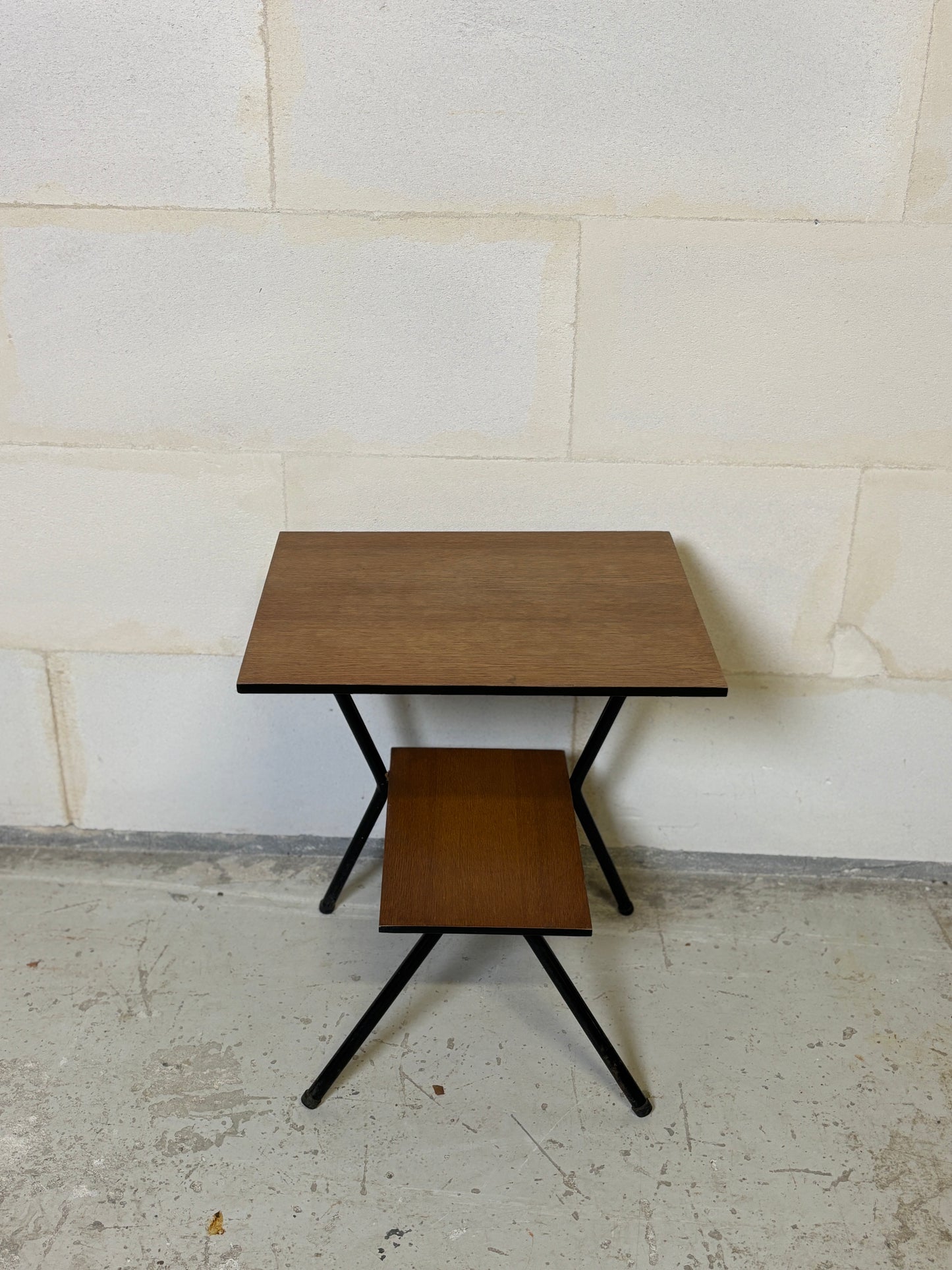 Bout de canapé vintage en métal tubulaire et tablettes stratifiées ⎜ Années 1950
