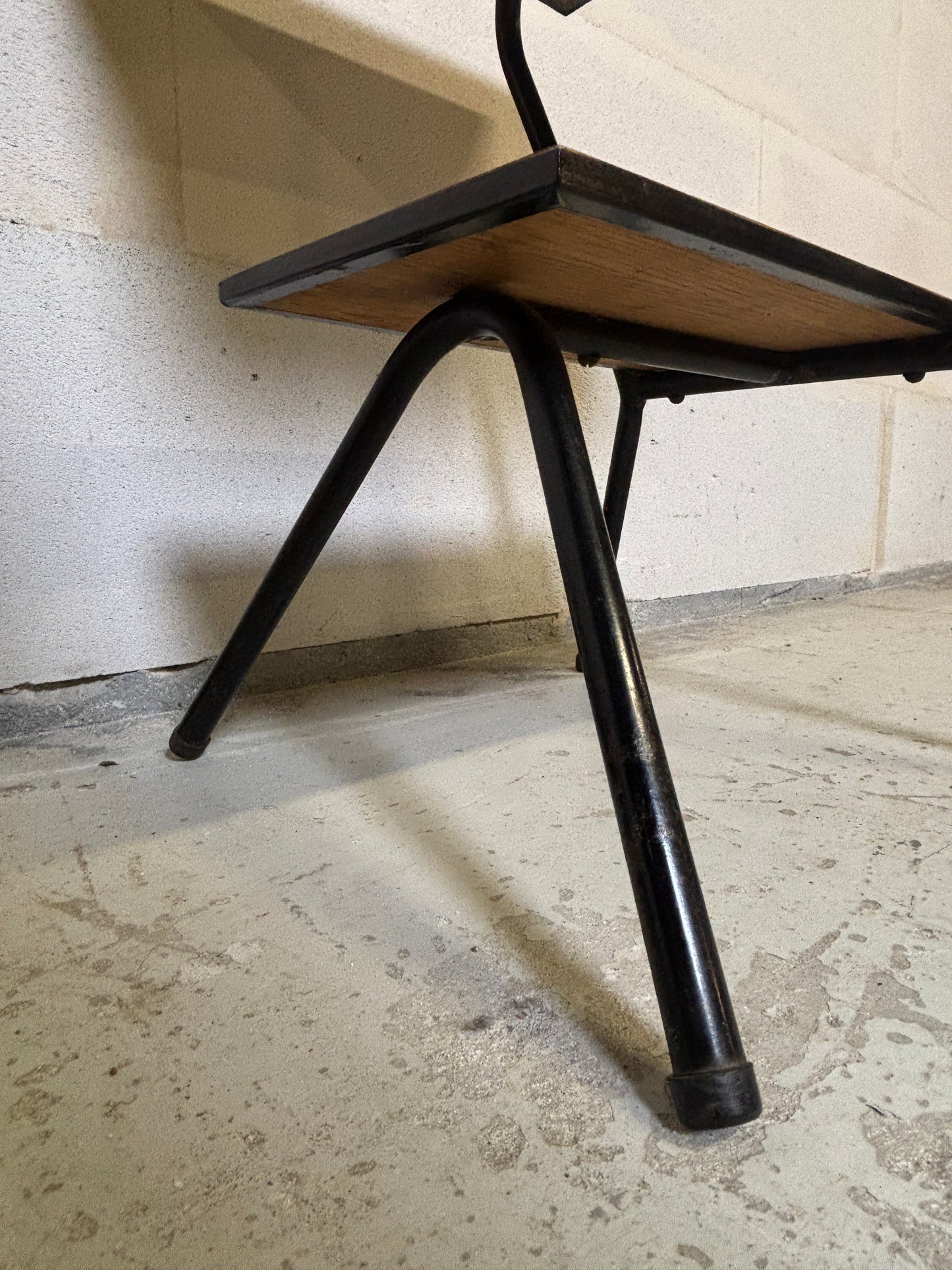 Bout de canapé vintage en métal tubulaire et tablettes stratifiées ⎜ Années 1950