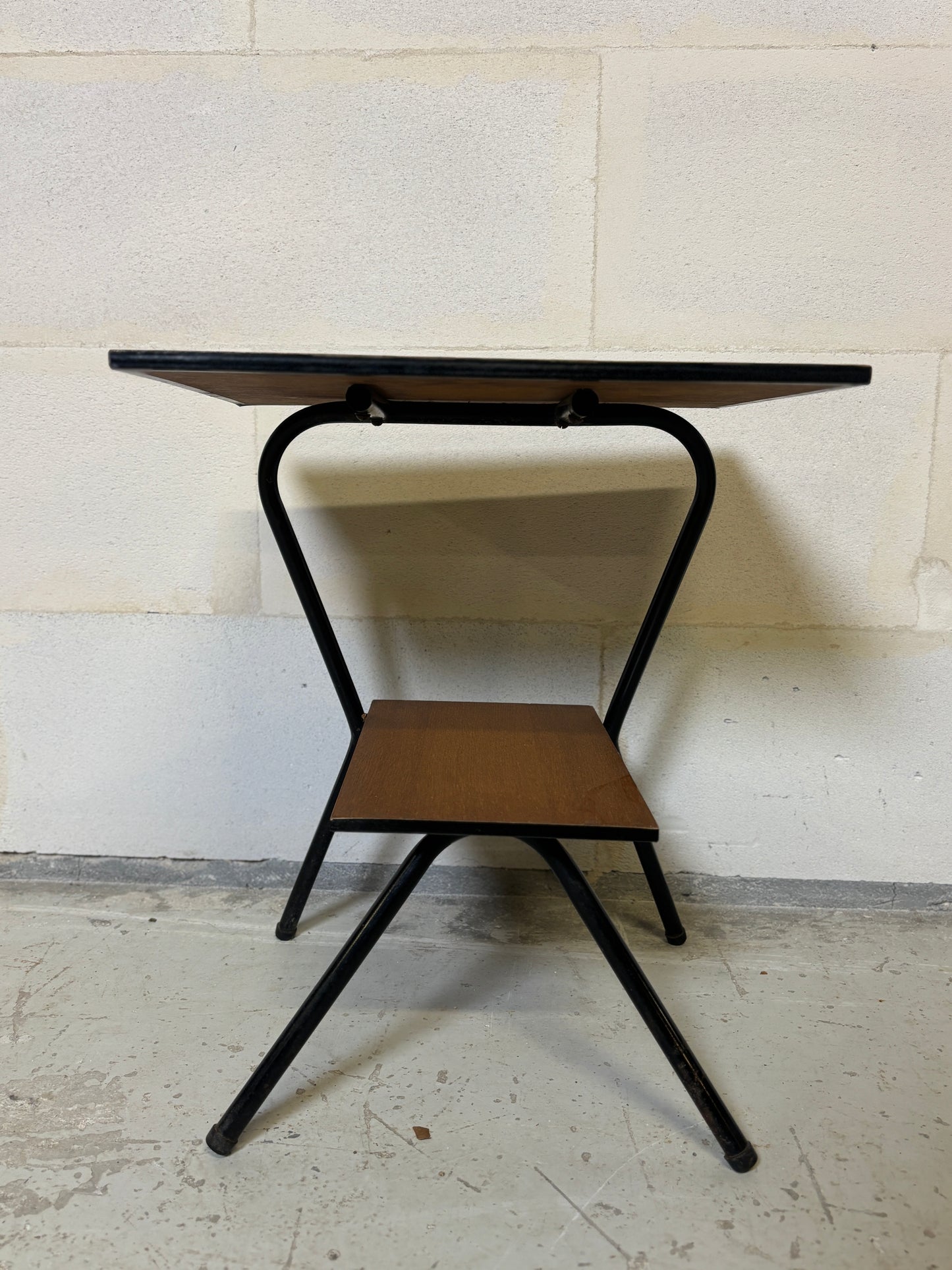 Bout de canapé vintage en métal tubulaire et tablettes stratifiées ⎜ Années 1950