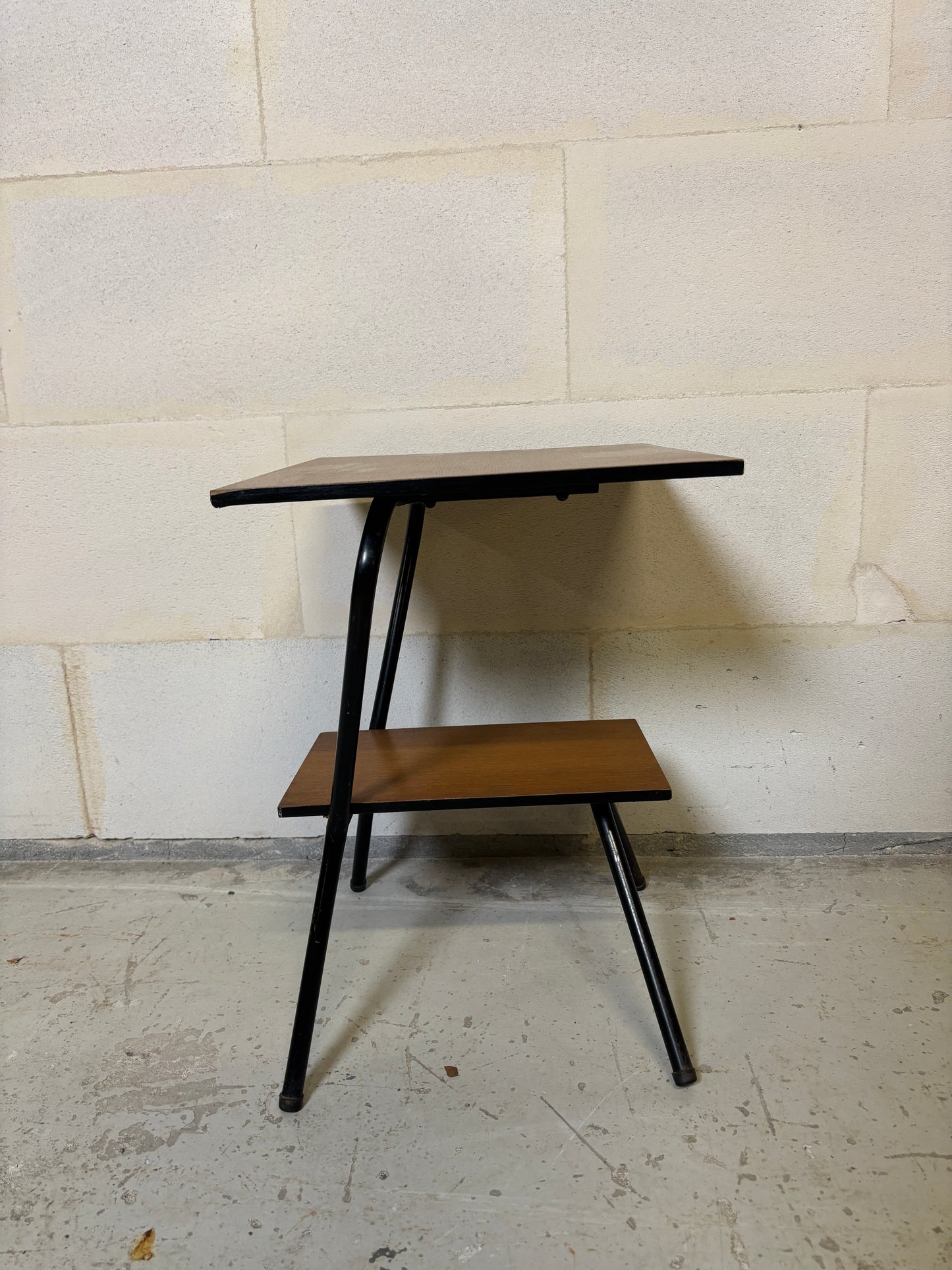 Bout de canapé vintage en métal tubulaire et tablettes stratifiées ⎜ Années 1950