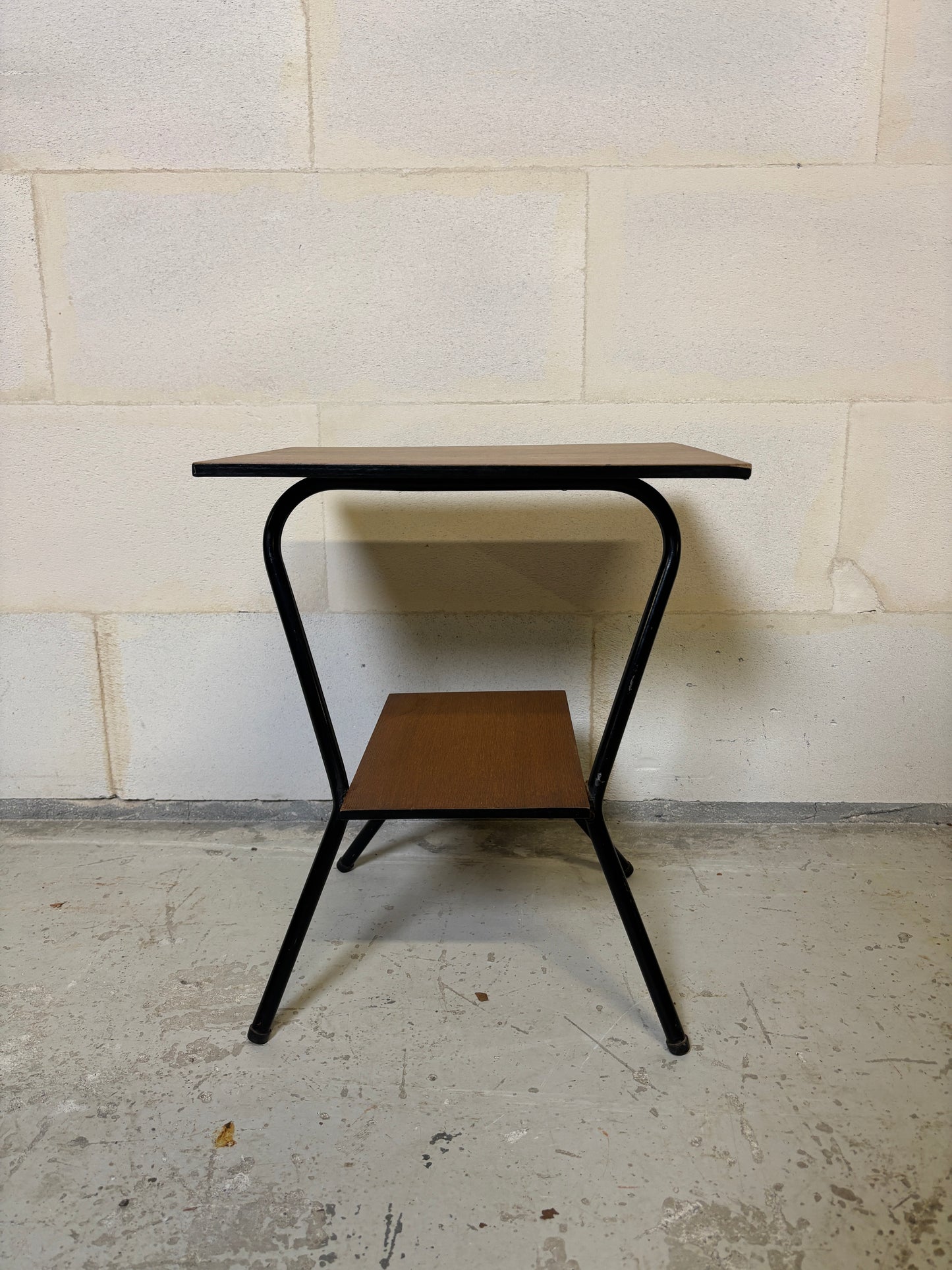 Bout de canapé vintage en métal tubulaire et tablettes stratifiées ⎜ Années 1950