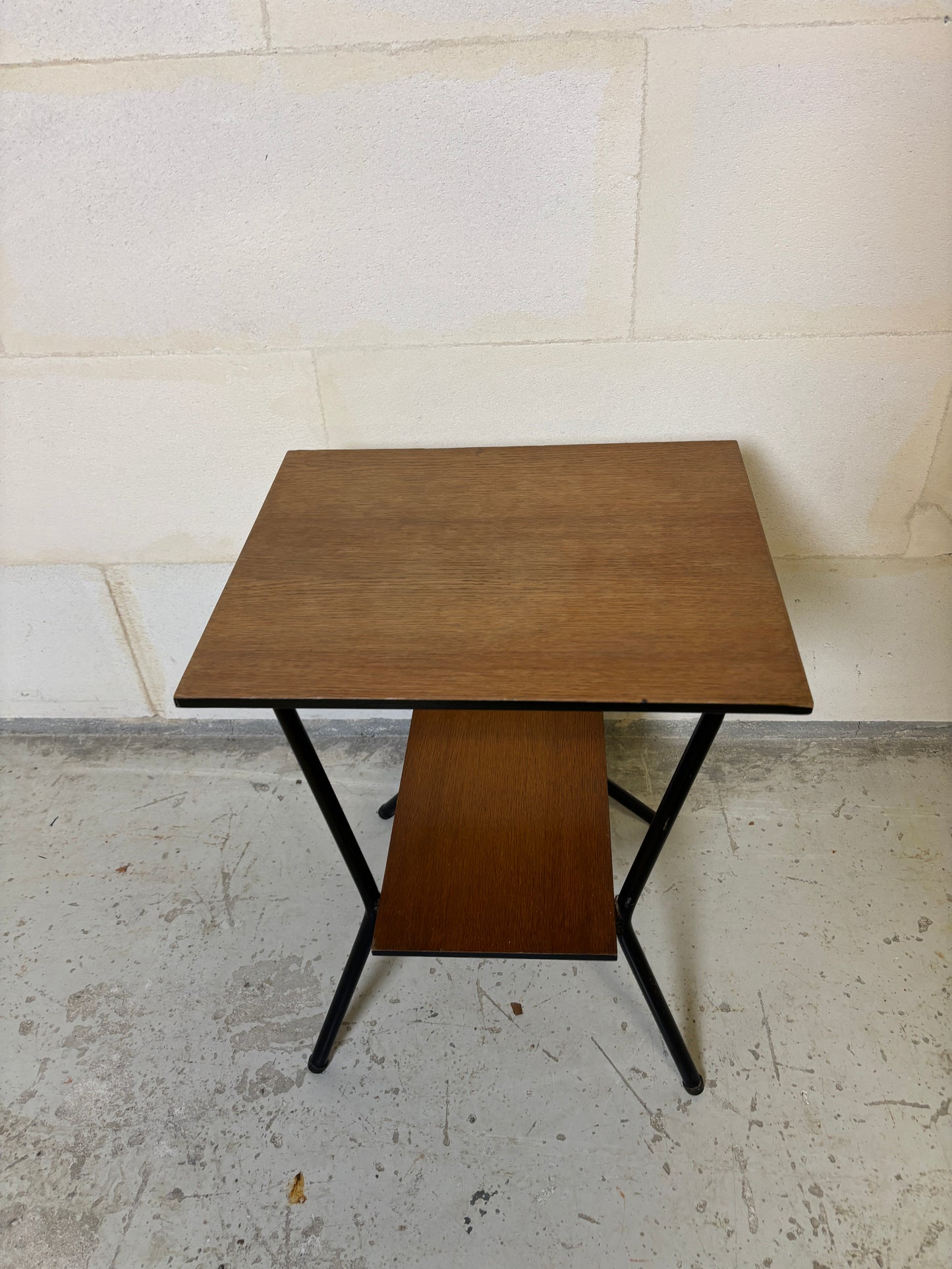 Bout de canapé vintage en métal tubulaire et tablettes stratifiées ⎜ Années 1950