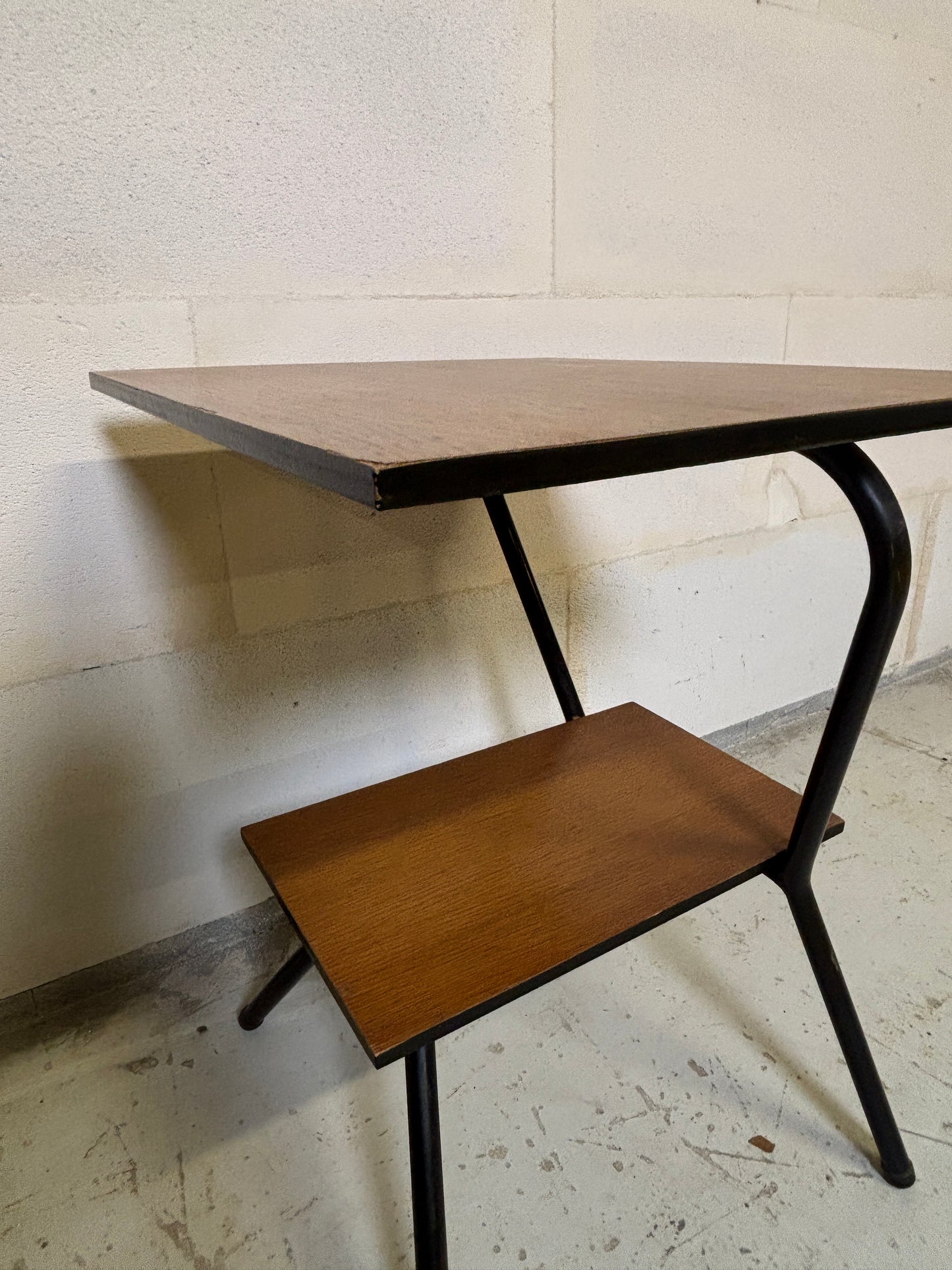 Bout de canapé vintage en métal tubulaire et tablettes stratifiées ⎜ Années 1950