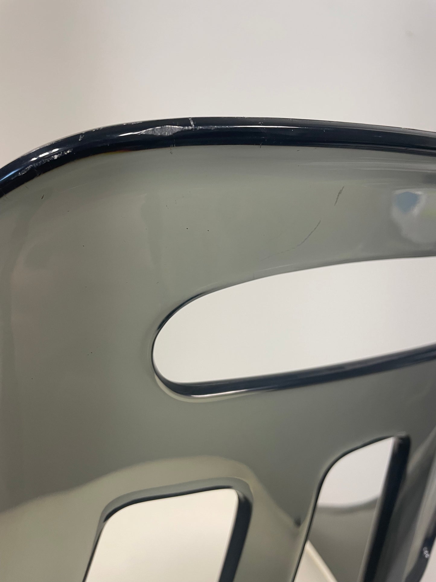Chaise plexiglas sur pied pivotant simili cuir blanc space age ⎜ années 1970