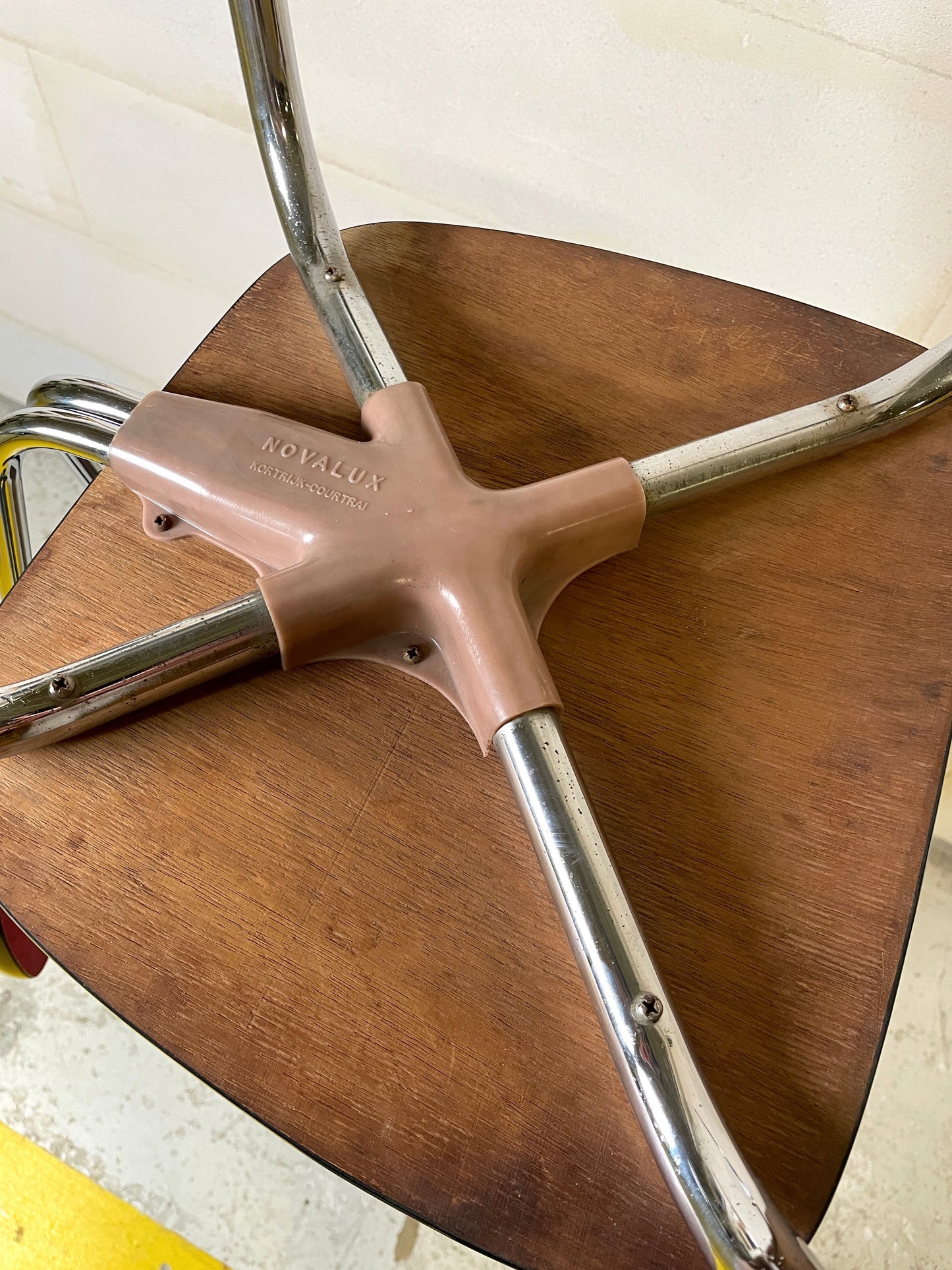 Rare Ensemble 4 Chaises et Table NOVALUX Courtrai "formica rouge marbré" pieds compas chrome ⎜ années 1960