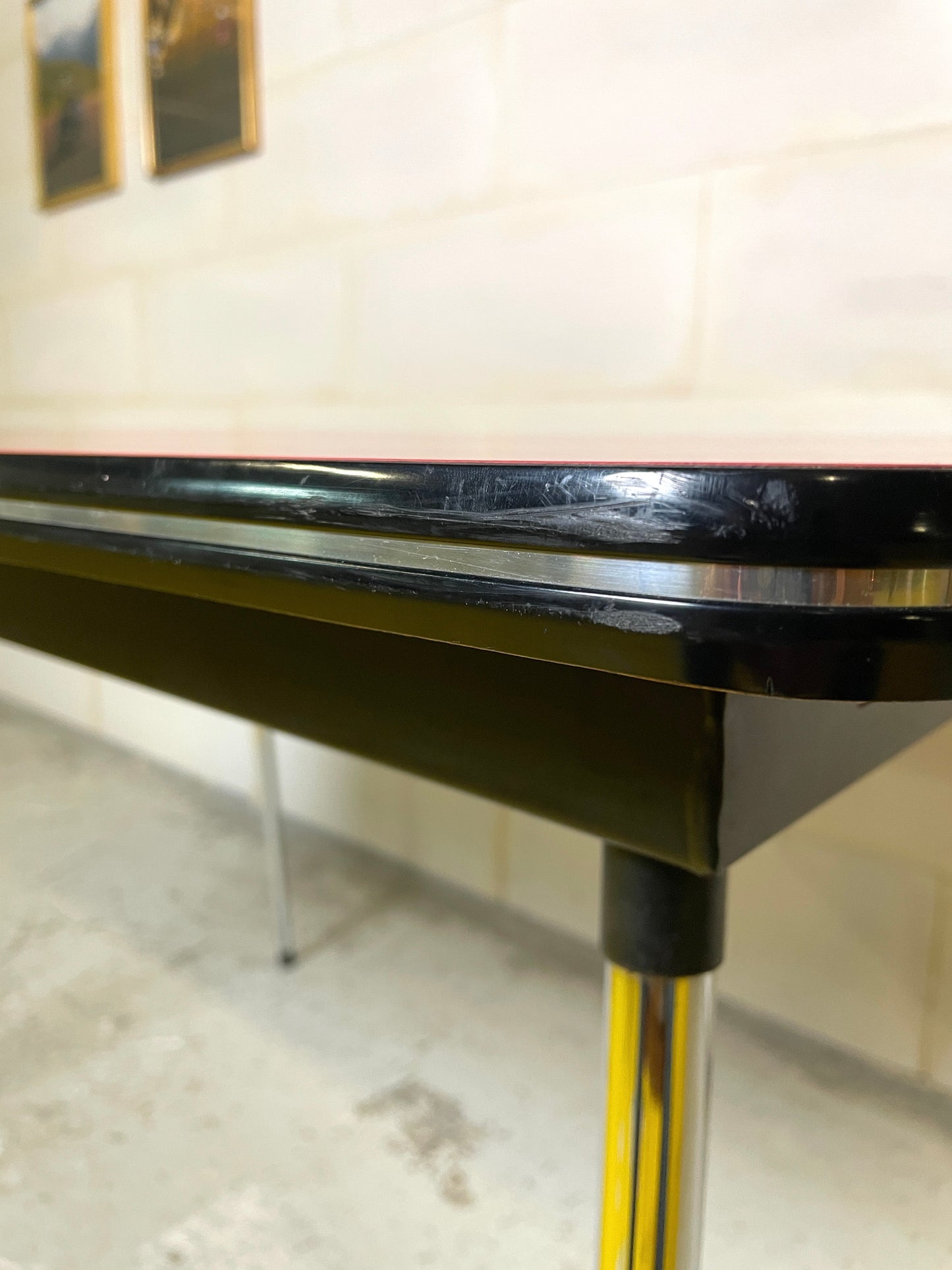 Rare Ensemble 4 Chaises et Table NOVALUX Courtrai "formica rouge marbré" pieds compas chrome ⎜ années 1960