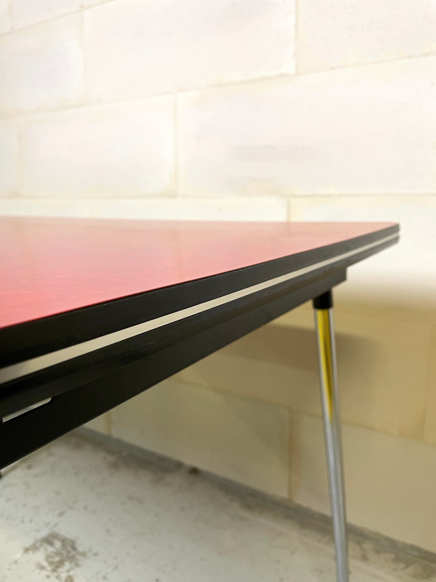 Rare Ensemble 4 Chaises et Table NOVALUX Courtrai "formica rouge marbré" pieds compas chrome ⎜ années 1960