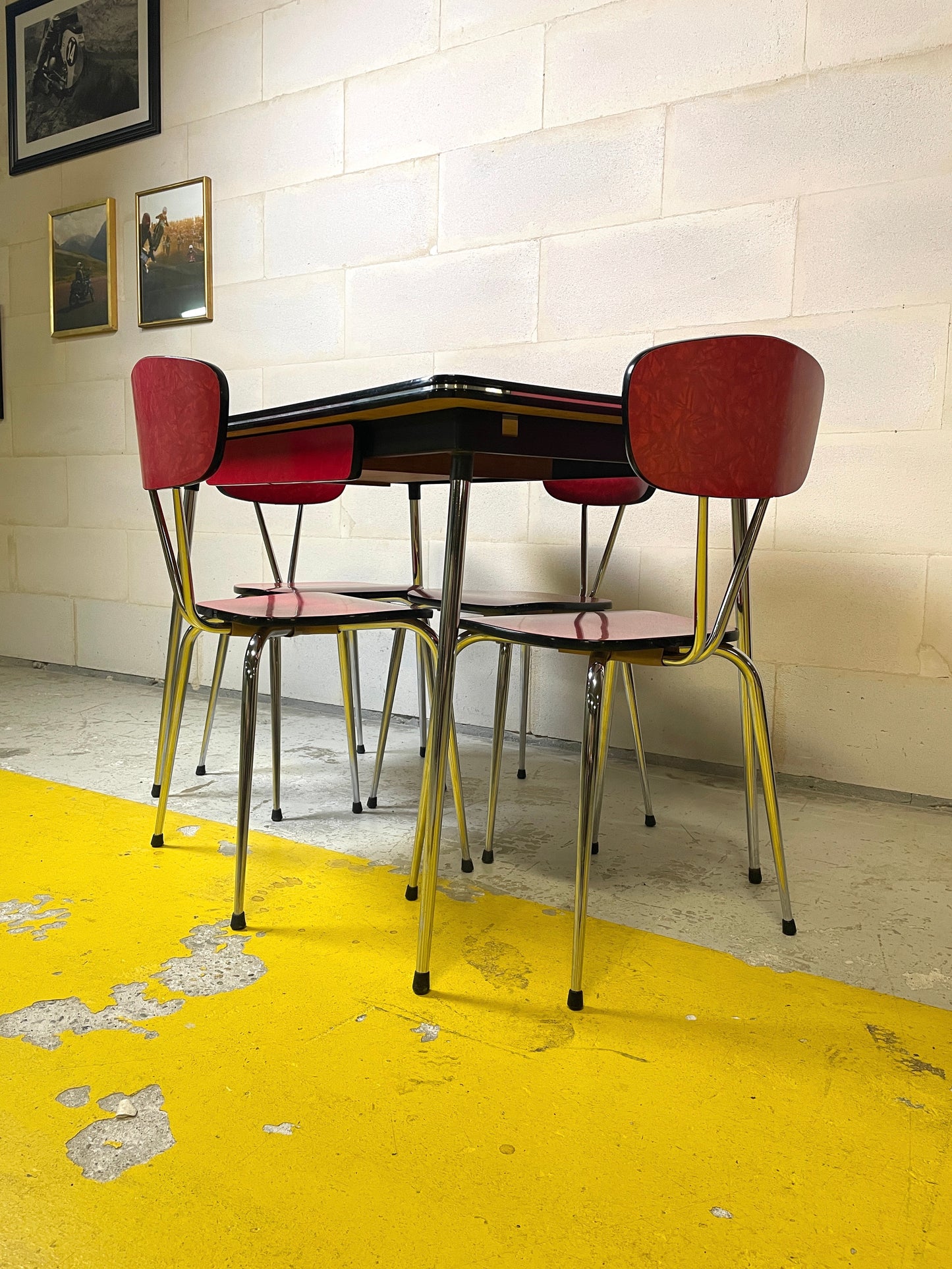 Rare Ensemble 4 Chaises et Table NOVALUX Courtrai "formica rouge marbré" pieds compas chrome ⎜ années 1960