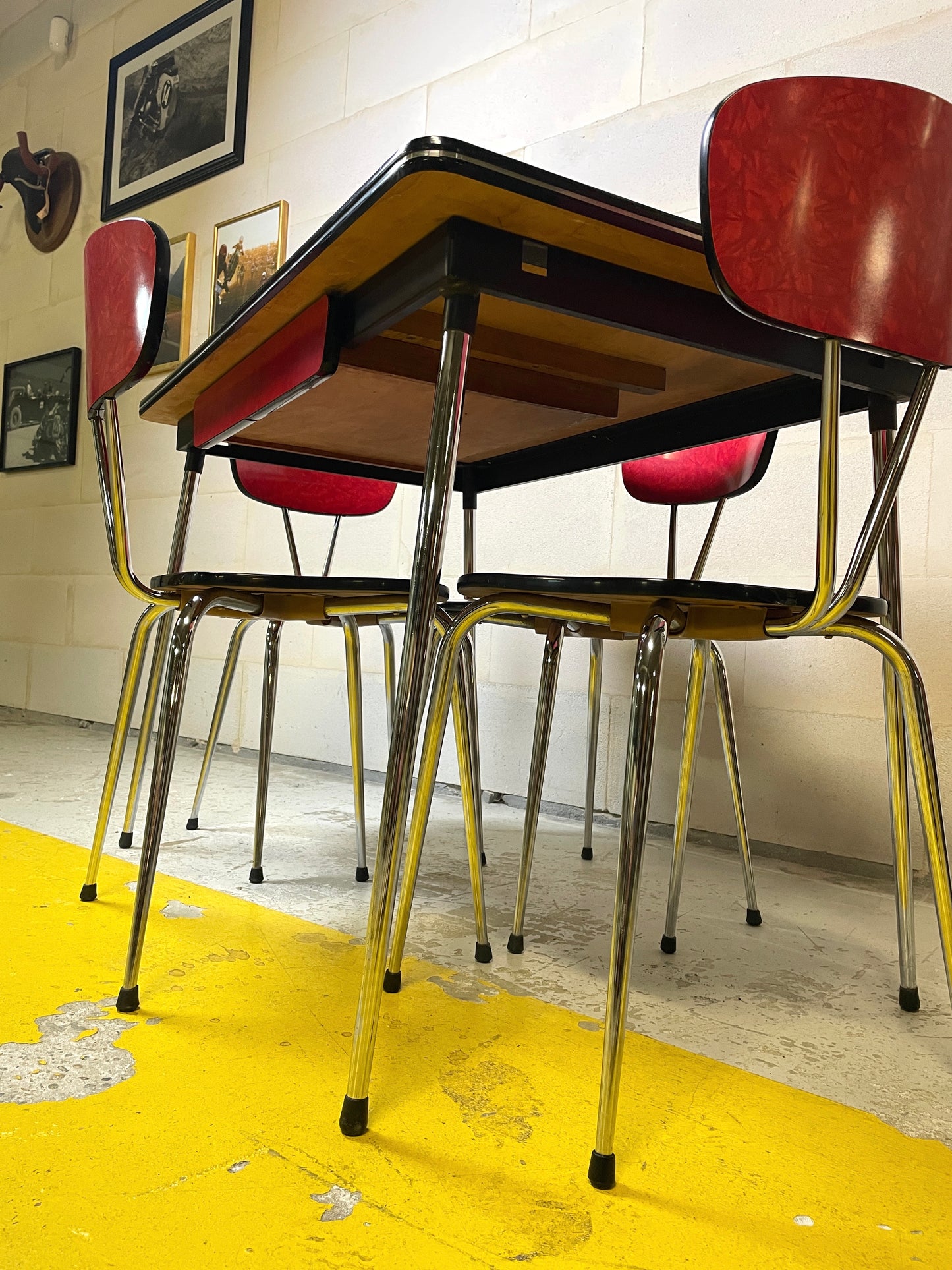 Rare Ensemble 4 Chaises et Table NOVALUX Courtrai "formica rouge marbré" pieds compas chrome ⎜ années 1960