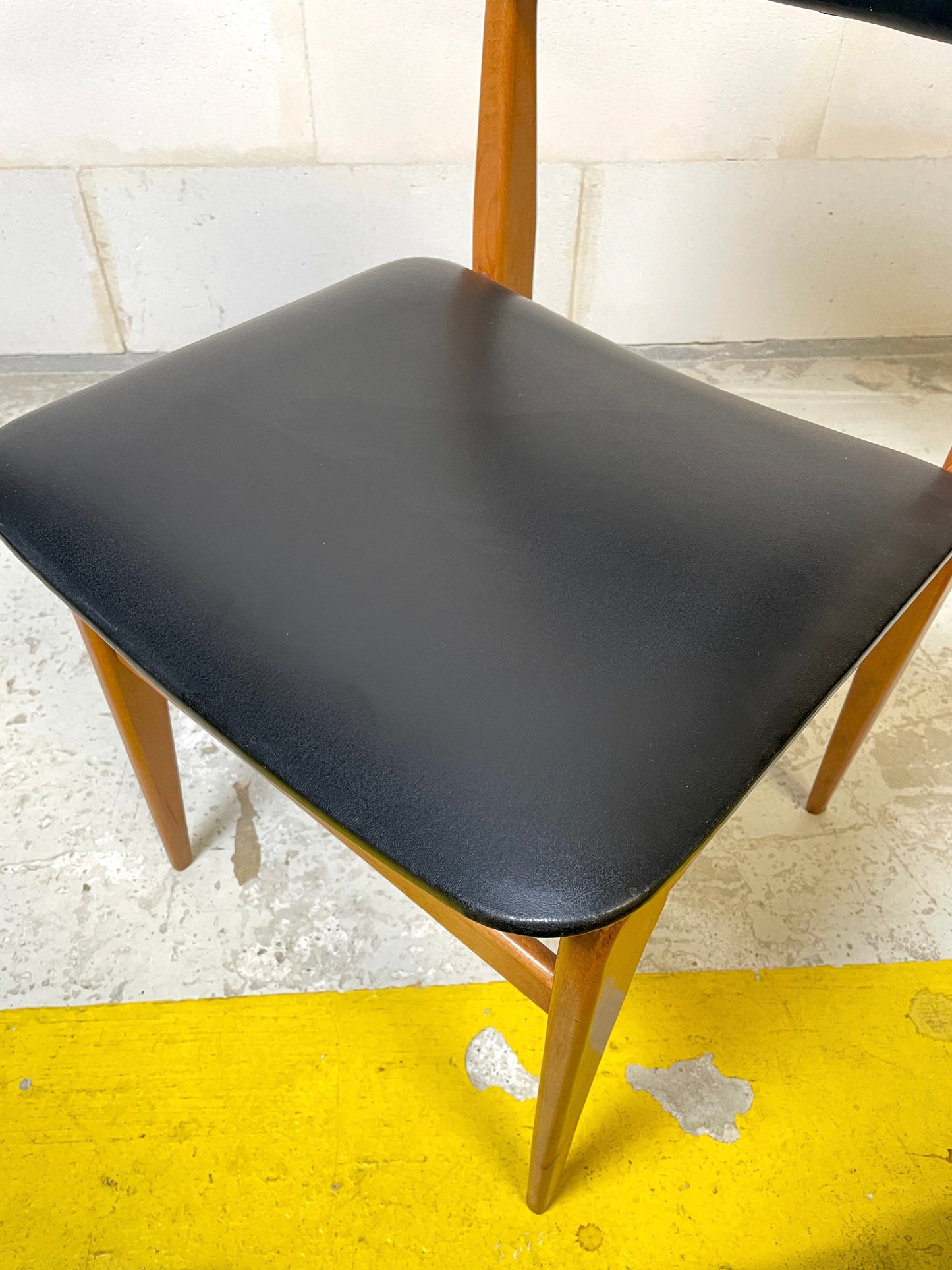 Lot de 6 Chaises Style Scandinave en Skaï Noir et Teck ⎜ Années 1960