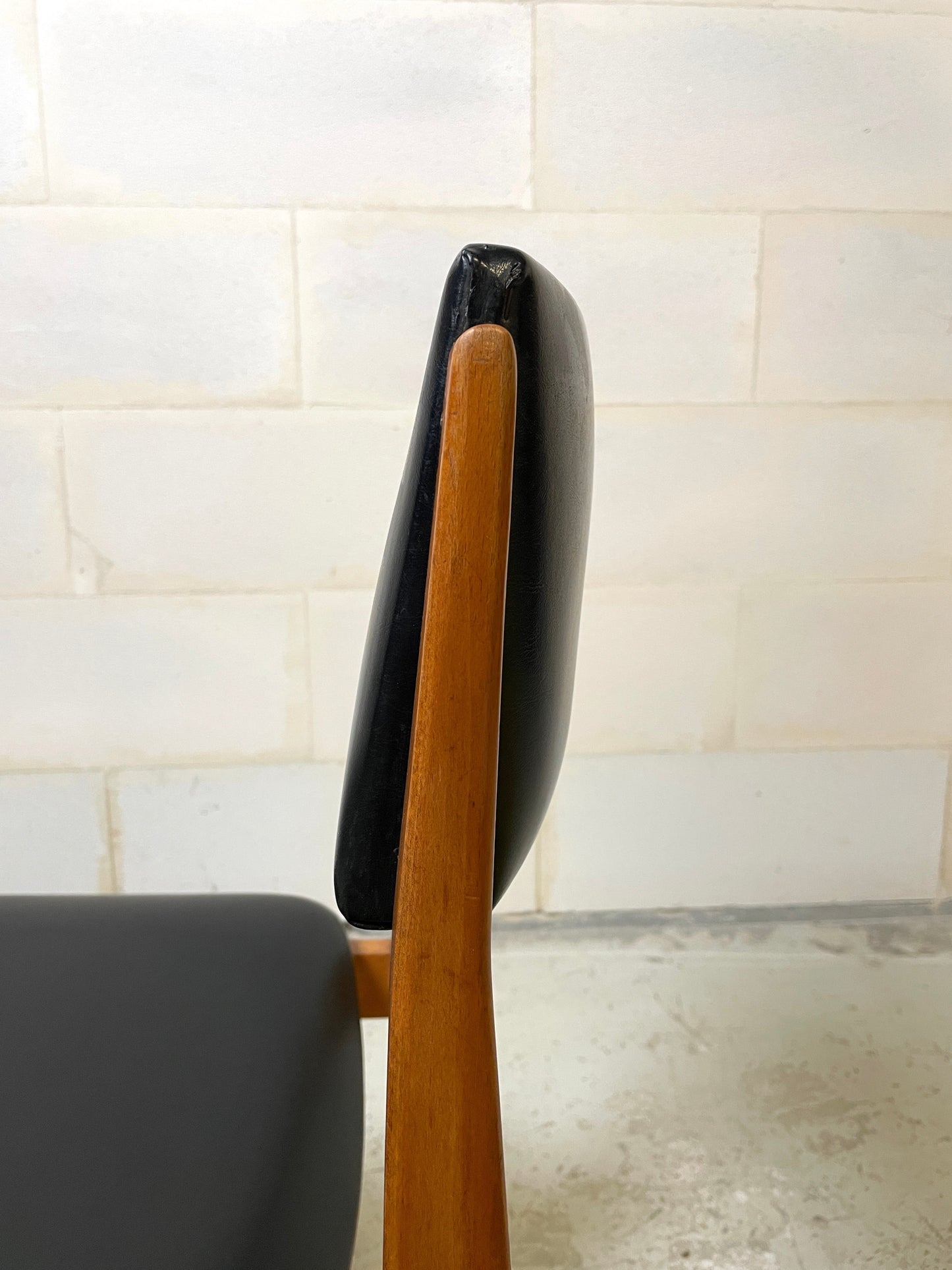 Lot de 6 Chaises Style Scandinave en Skaï Noir et Teck ⎜ Années 1960