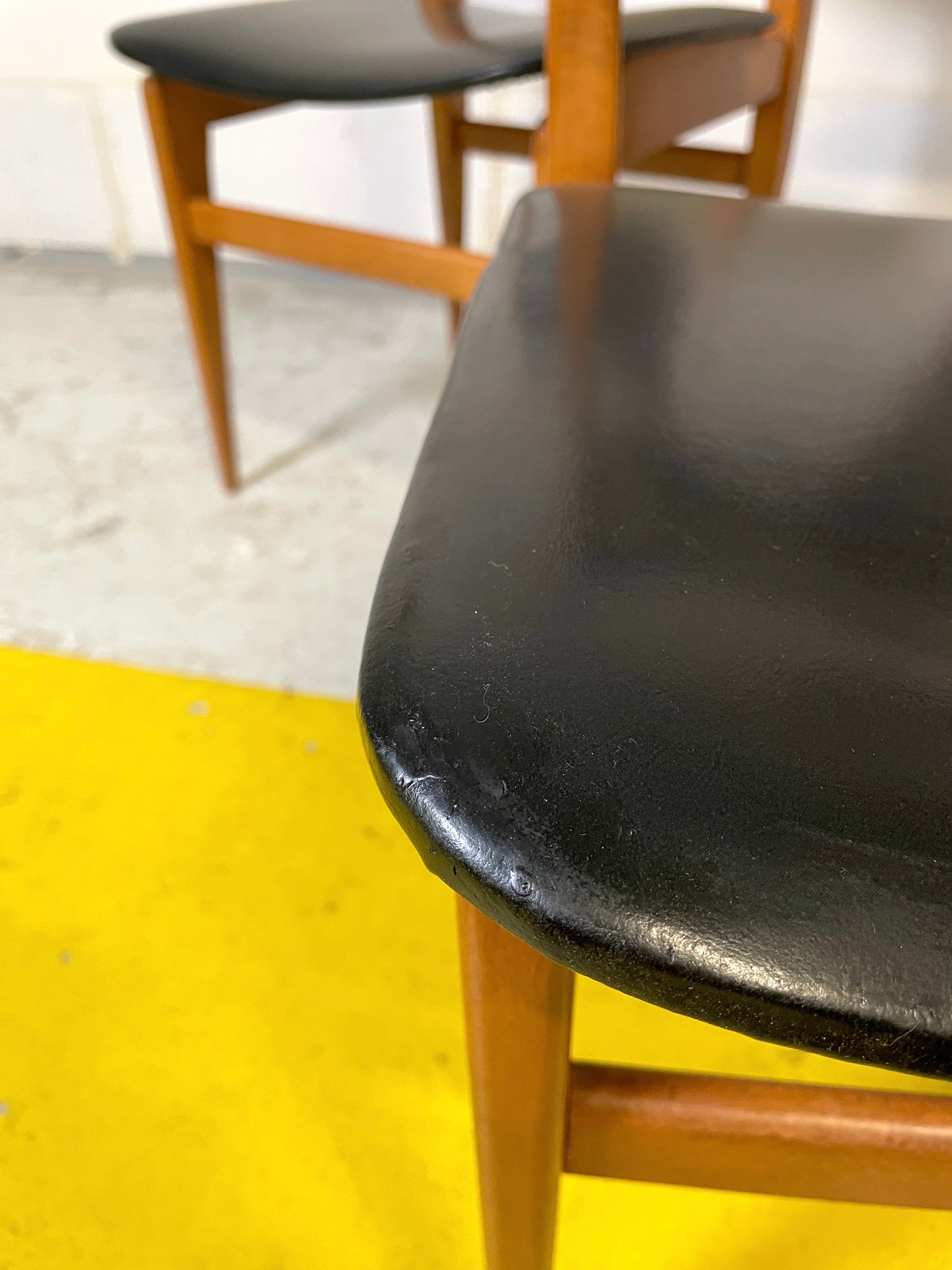 Lot de 6 Chaises Style Scandinave en Skaï Noir et Teck ⎜ Années 1960