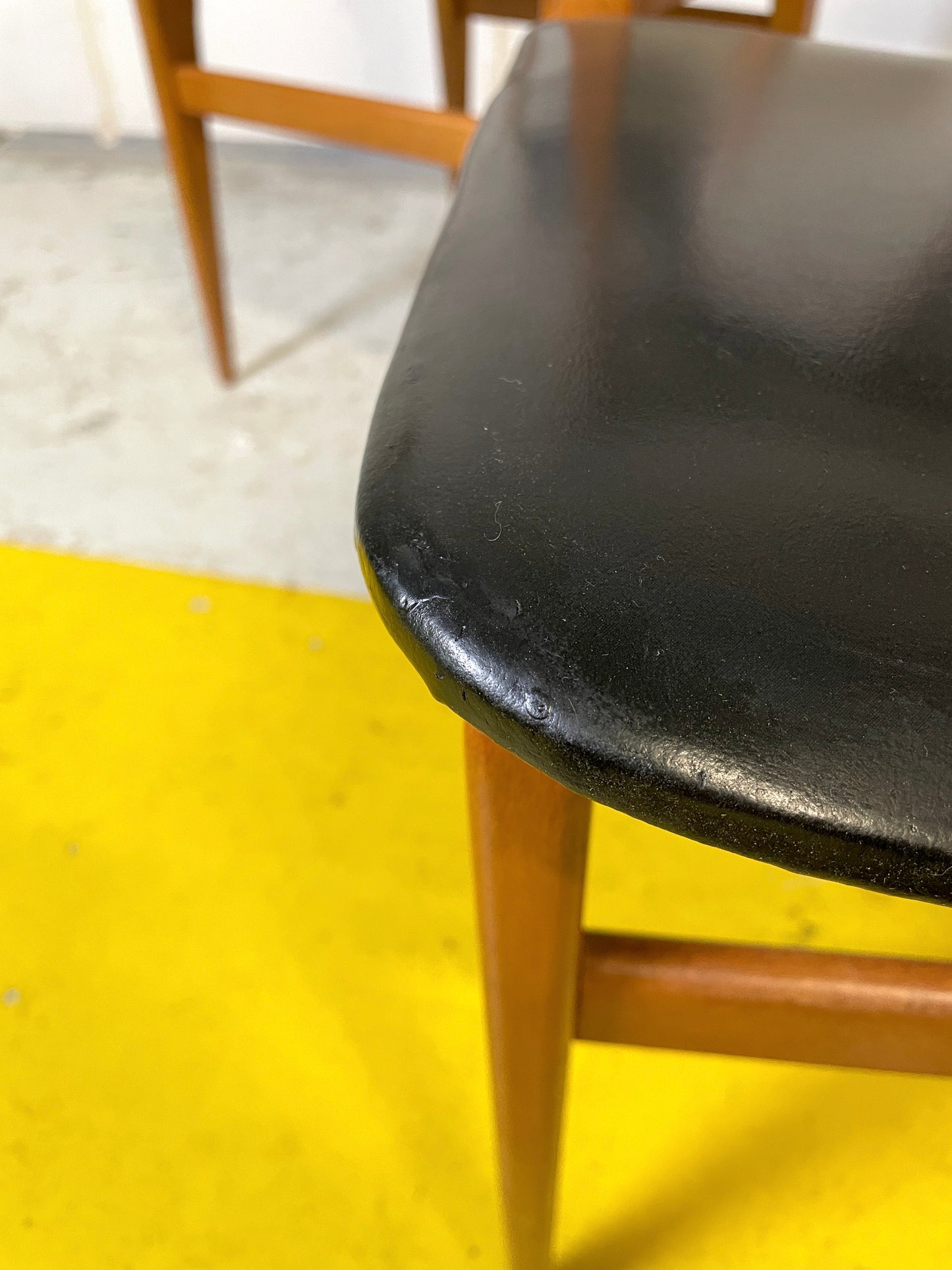 Lot de 6 Chaises Style Scandinave en Skaï Noir et Teck ⎜ Années 1960