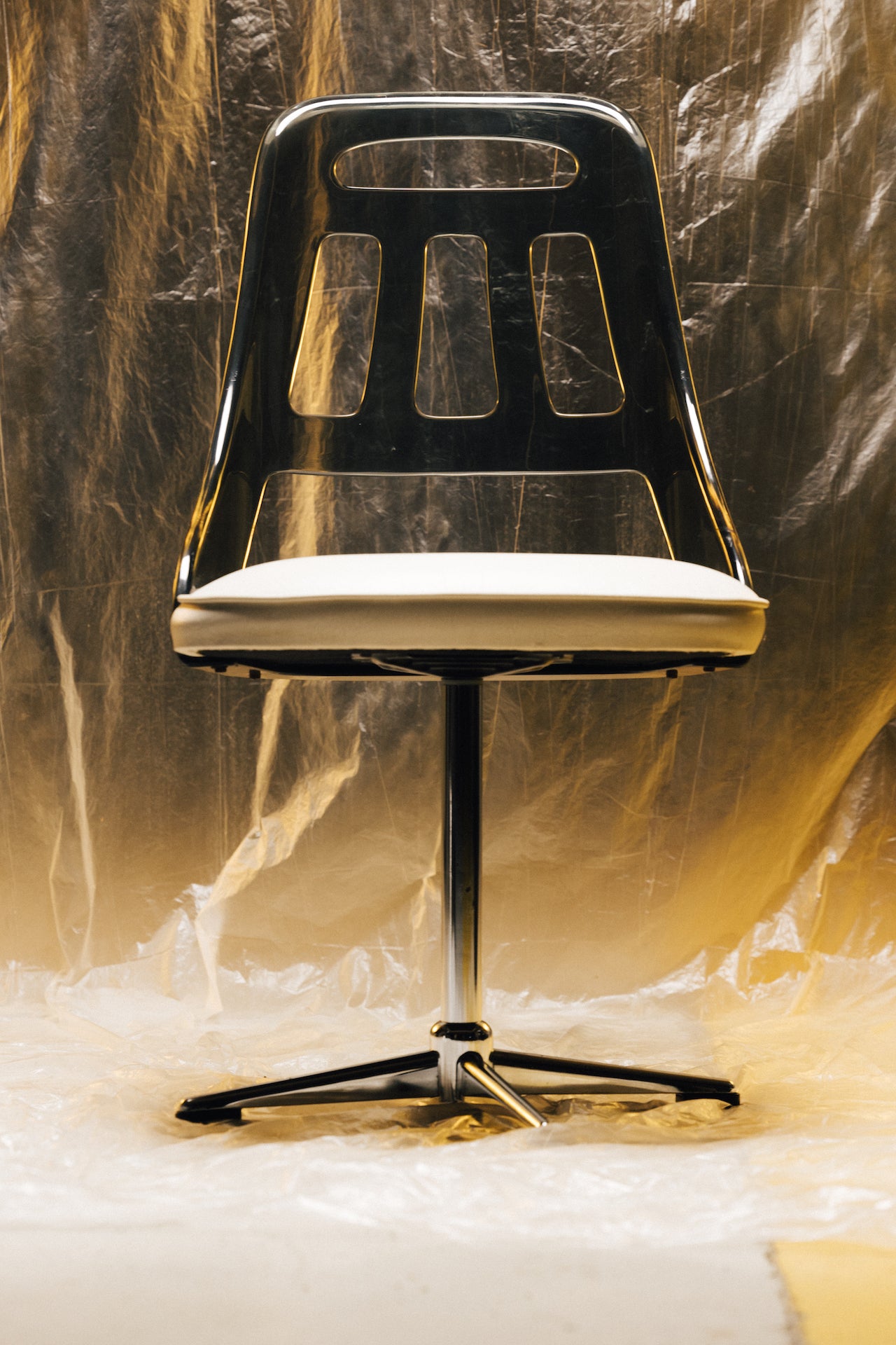 Chaise plexiglas sur pied pivotant simili cuir blanc space age ⎜ années 1970