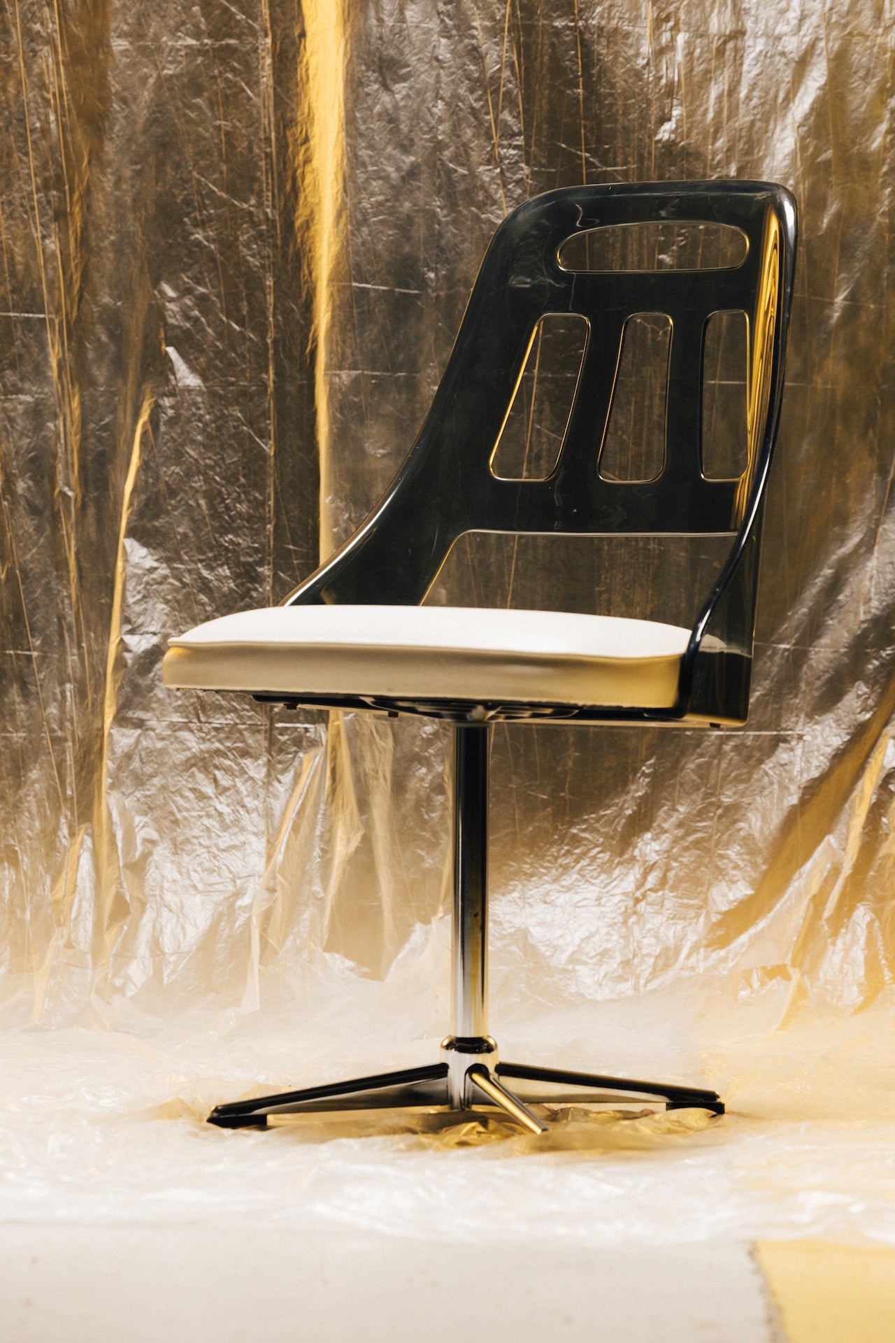 Chaise plexiglas sur pied pivotant simili cuir blanc space age ⎜ années 1970