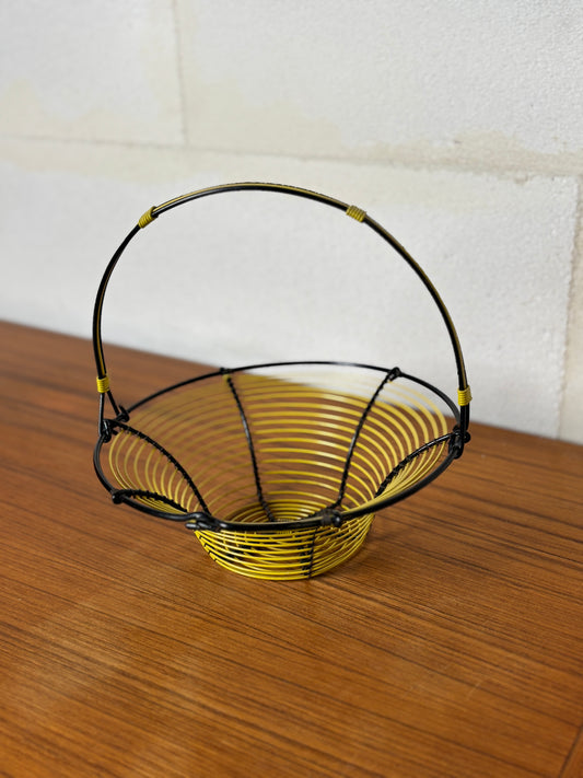 Panier en fil de fer et scoubidou jaune I Années 60