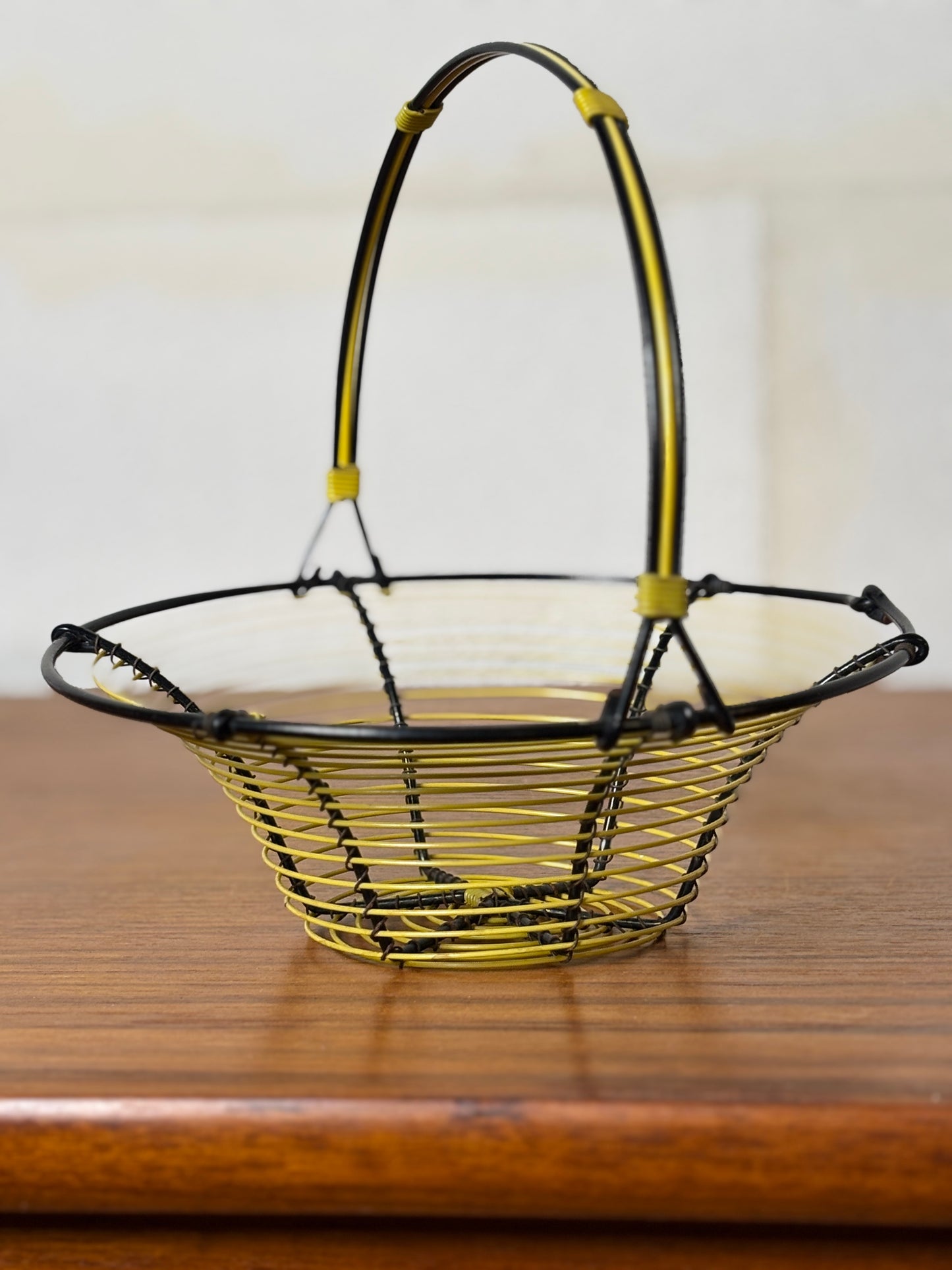 Panier en fil de fer et scoubidou jaune I Années 60