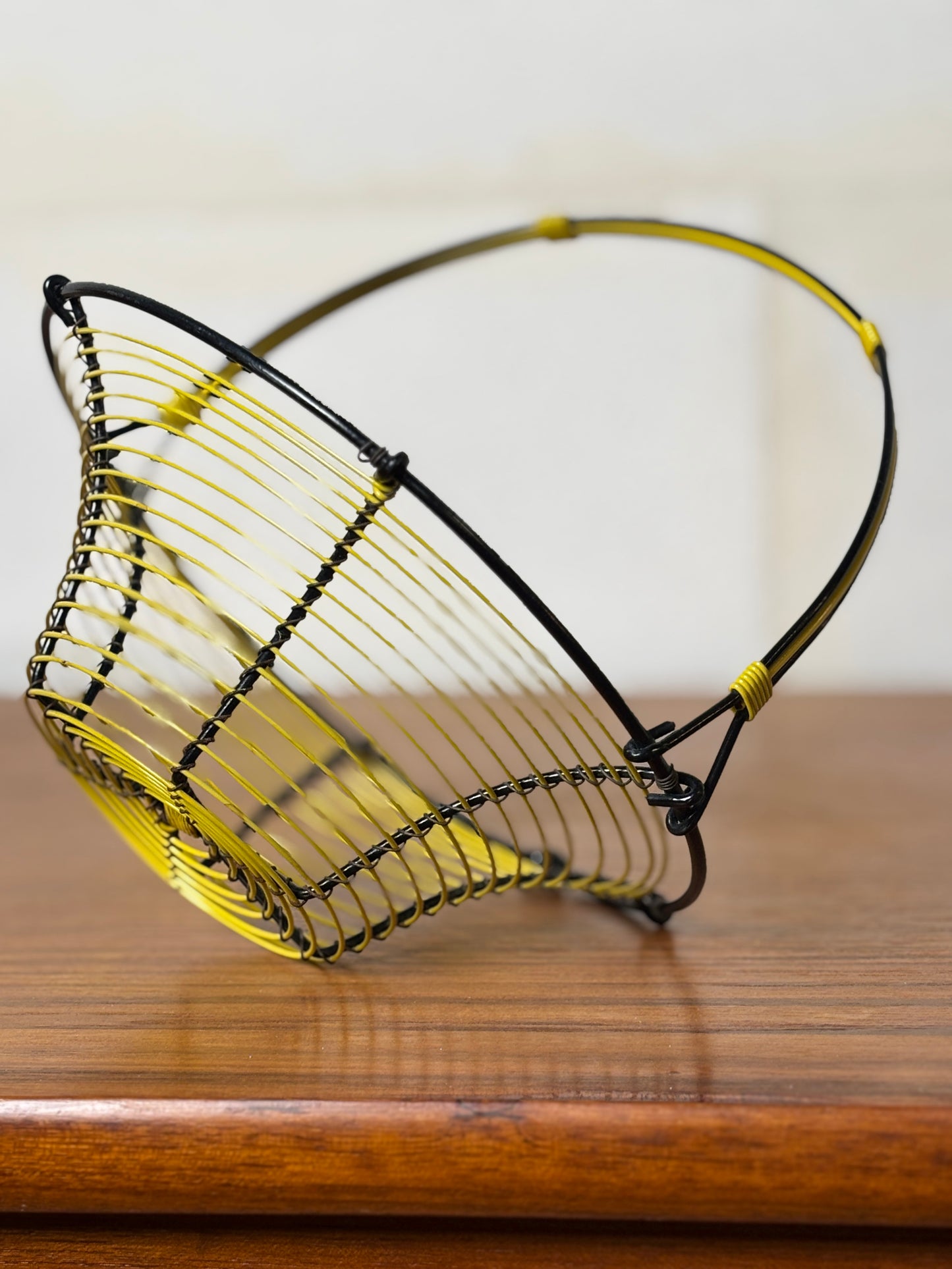 Panier en fil de fer et scoubidou jaune I Années 60