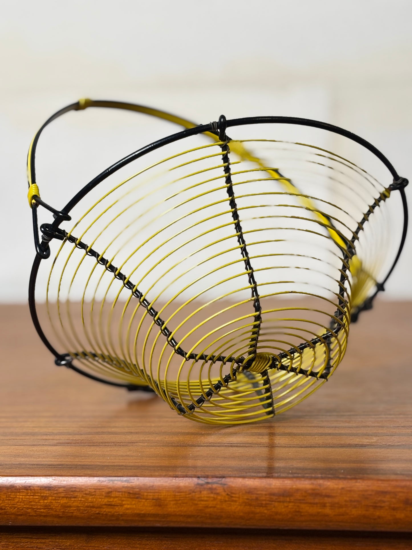 Panier en fil de fer et scoubidou jaune I Années 60