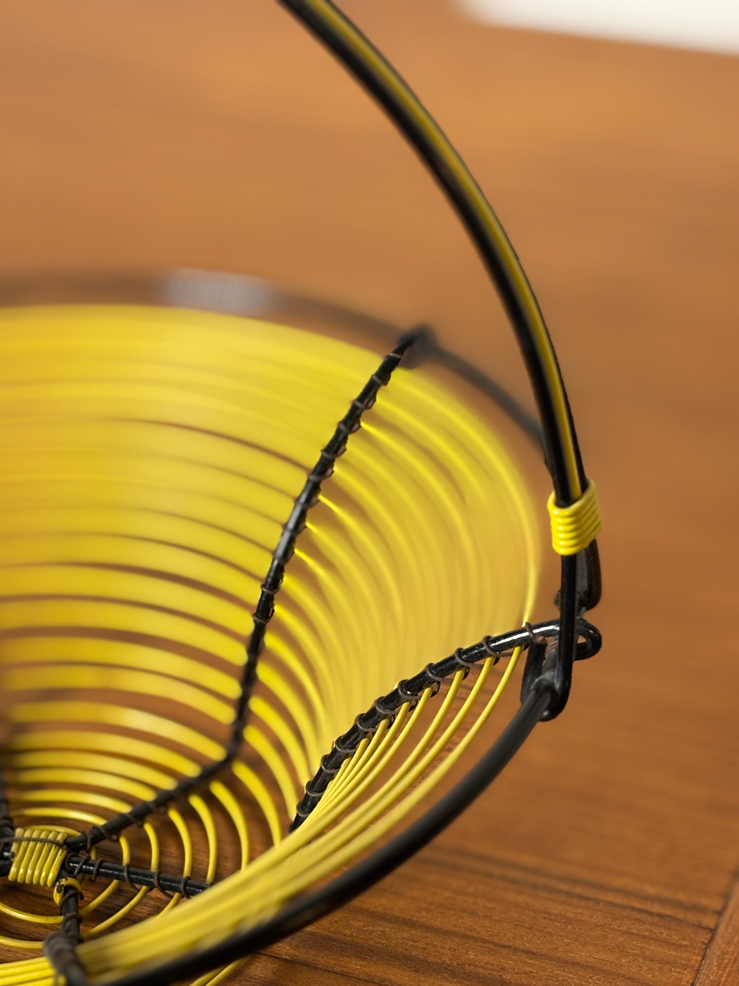 Panier en fil de fer et scoubidou jaune I Années 60