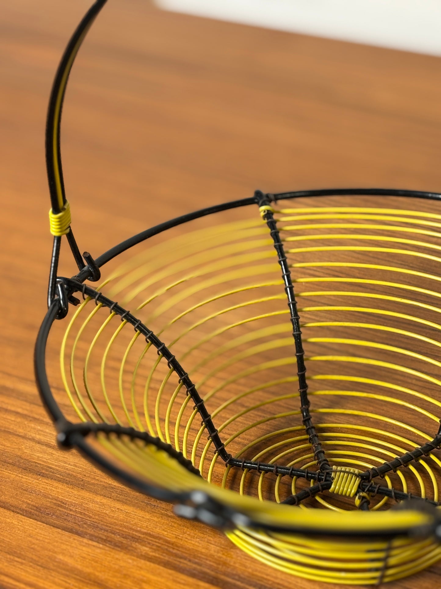 Panier en fil de fer et scoubidou jaune I Années 60