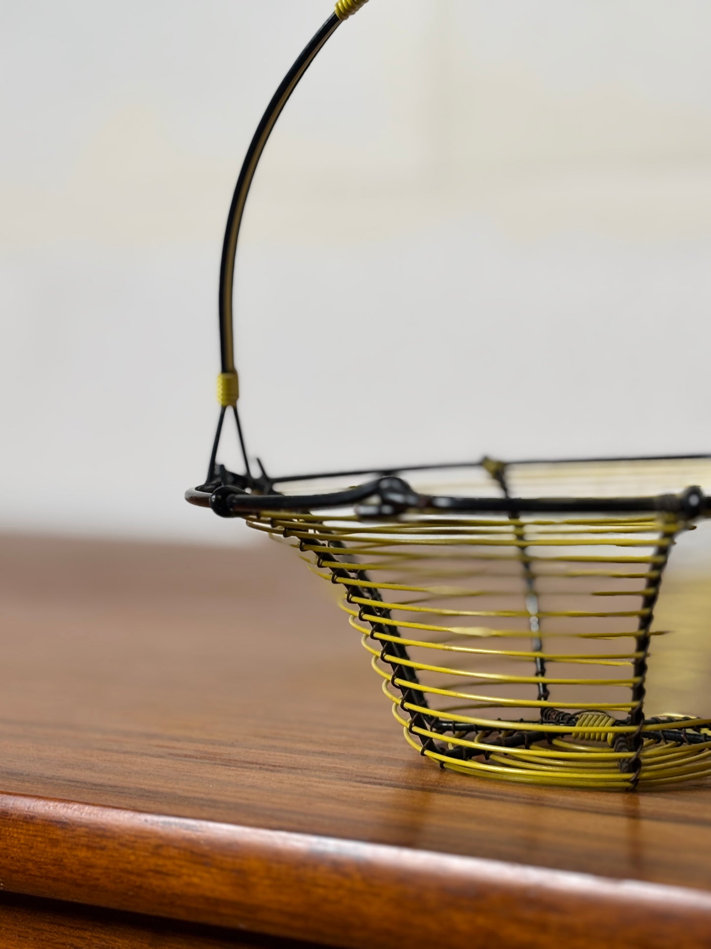 Panier en fil de fer et scoubidou jaune I Années 60